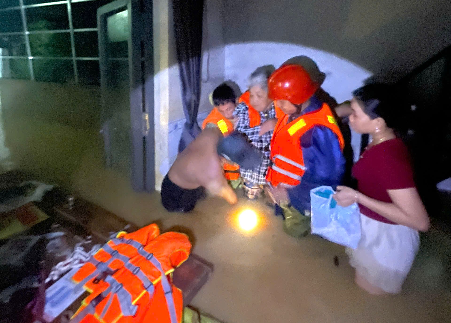 当看到部队和警察开辟道路来救援时，洪水地区的同胞们激动得哭了