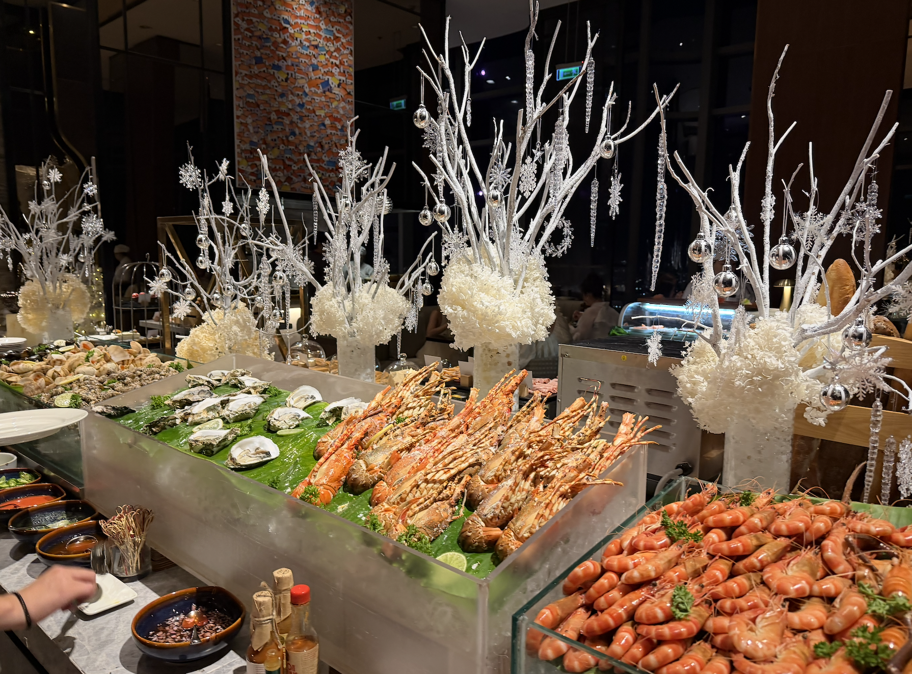 气温降至19度，胡志明市点亮众多圣诞树