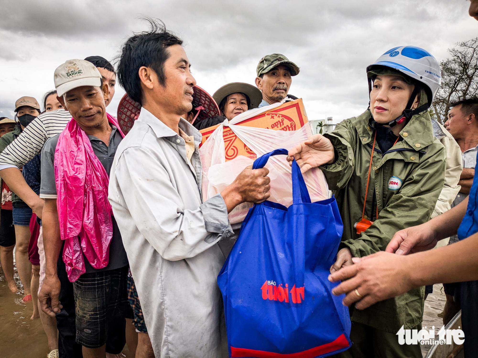 青年报紧急救援嘉莱省洪水中心地区同胞