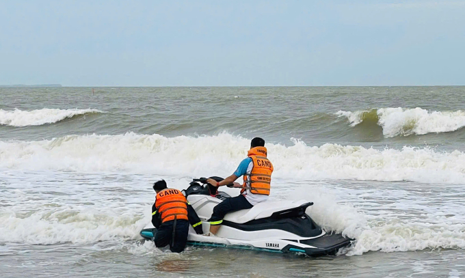 三名男生在海进海滩游泳时遇难