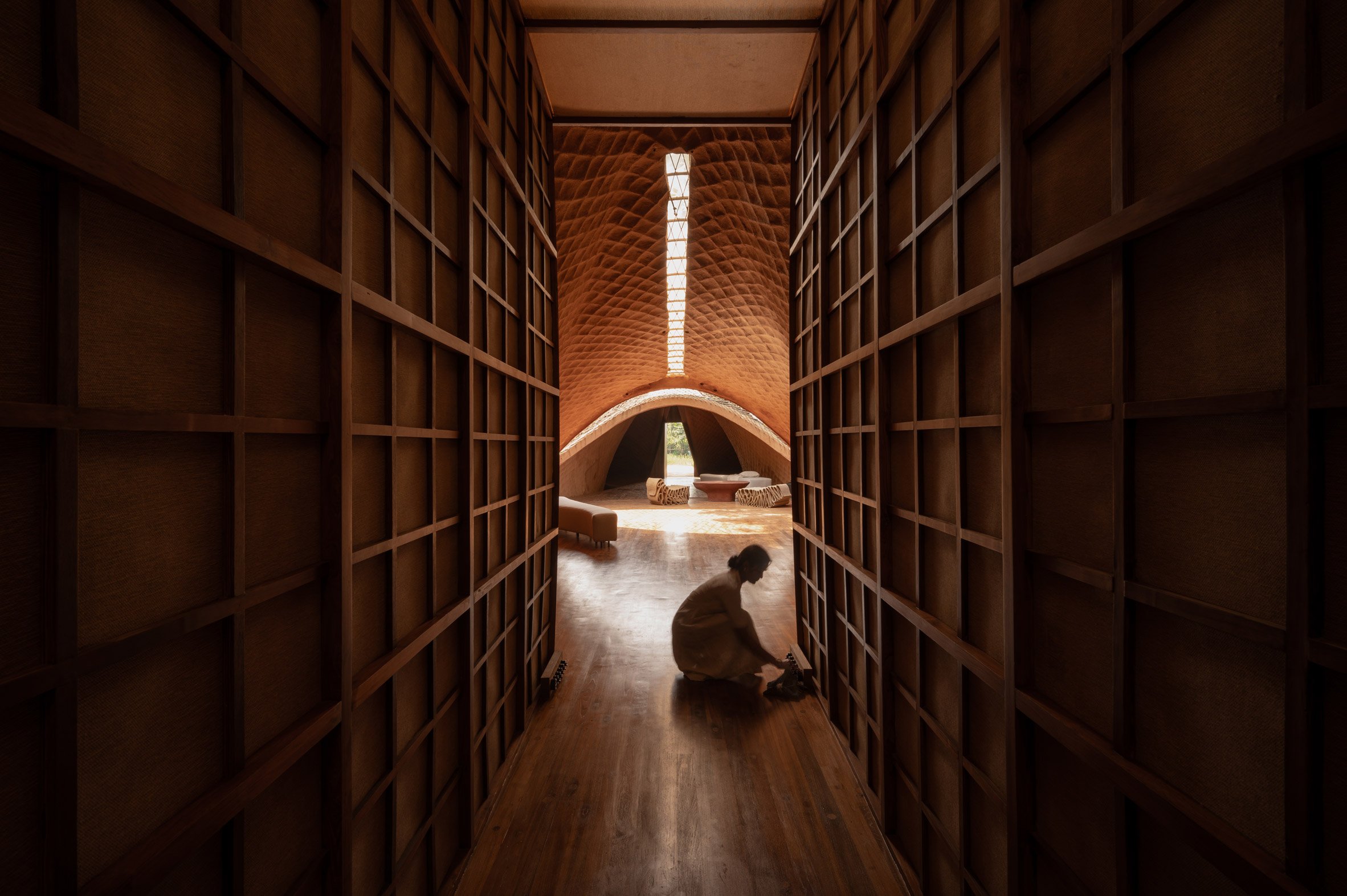 跨越水沟的桥梁房屋，带有奇特泥草制成的'穿山甲鳞片'