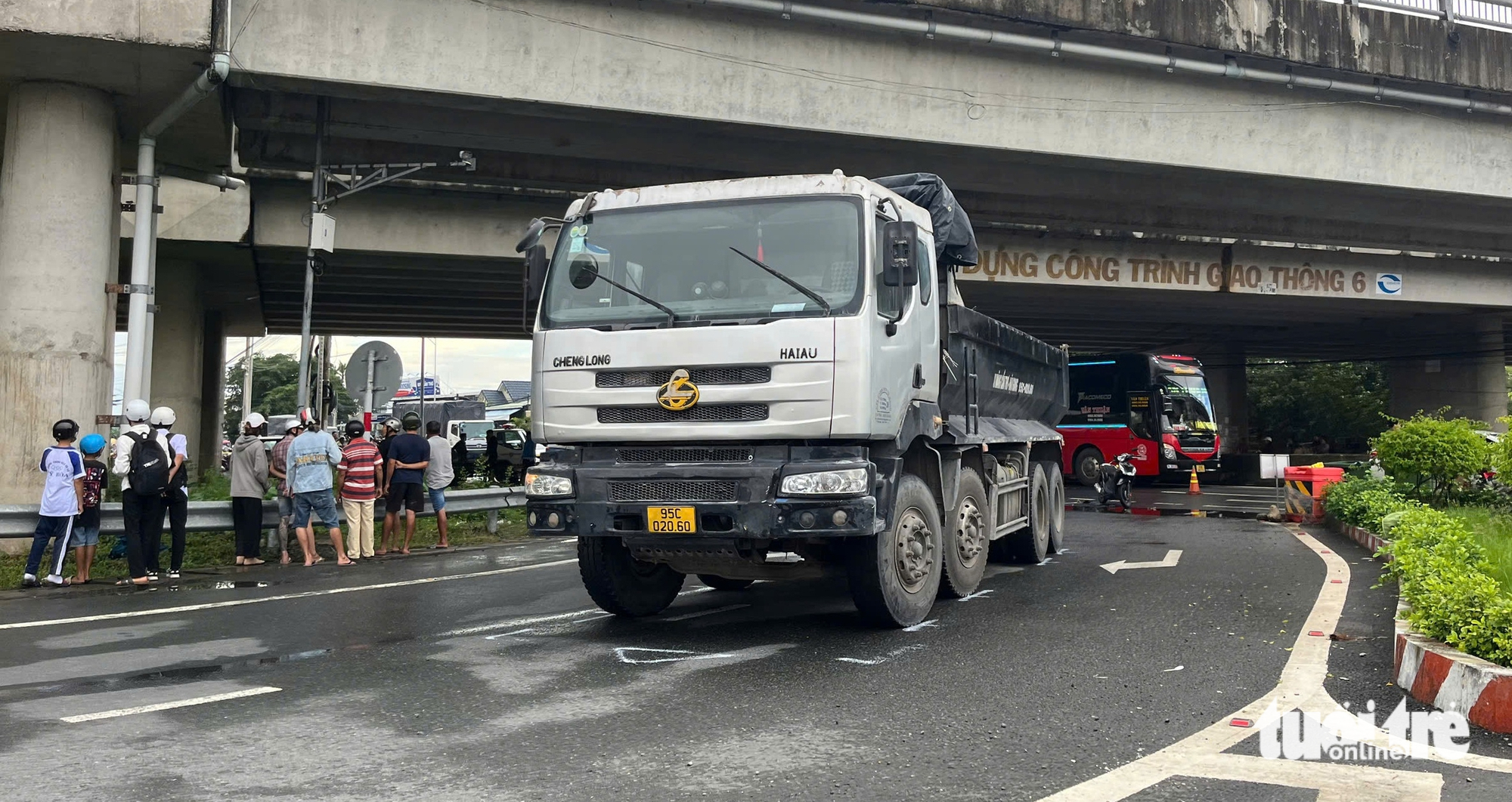 在去看病回来的路上，一对夫妇被自卸车压死