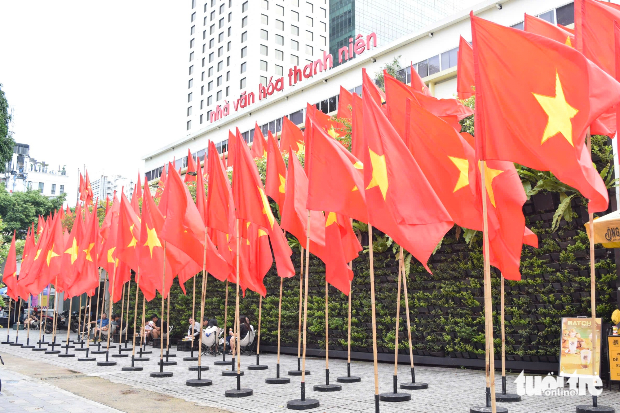 胡志明市街道上国旗飘扬，庆祝9月2日国庆80周年