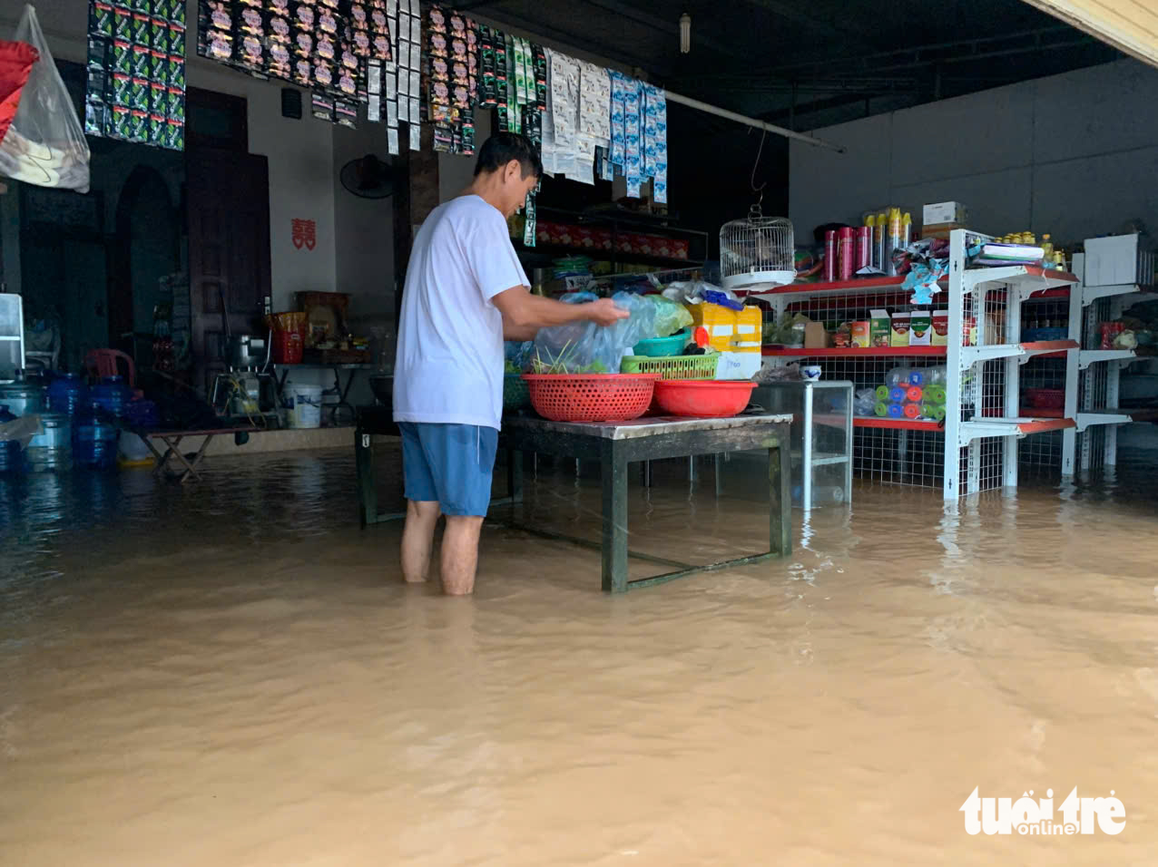 暴雨和洪水导致村庄被孤立，道路淹没在水中