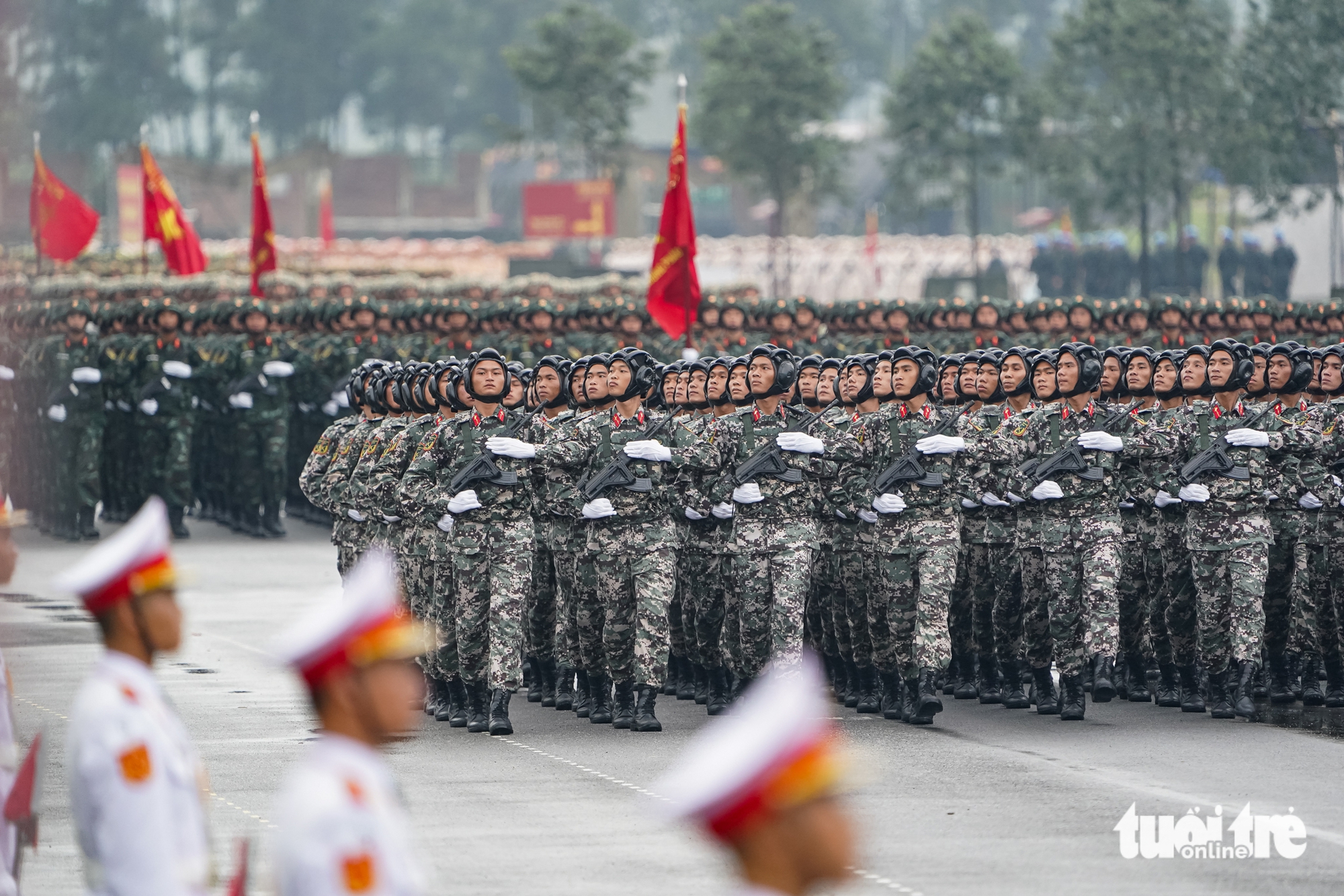 16,000名官兵在雨中参加阅兵总排练