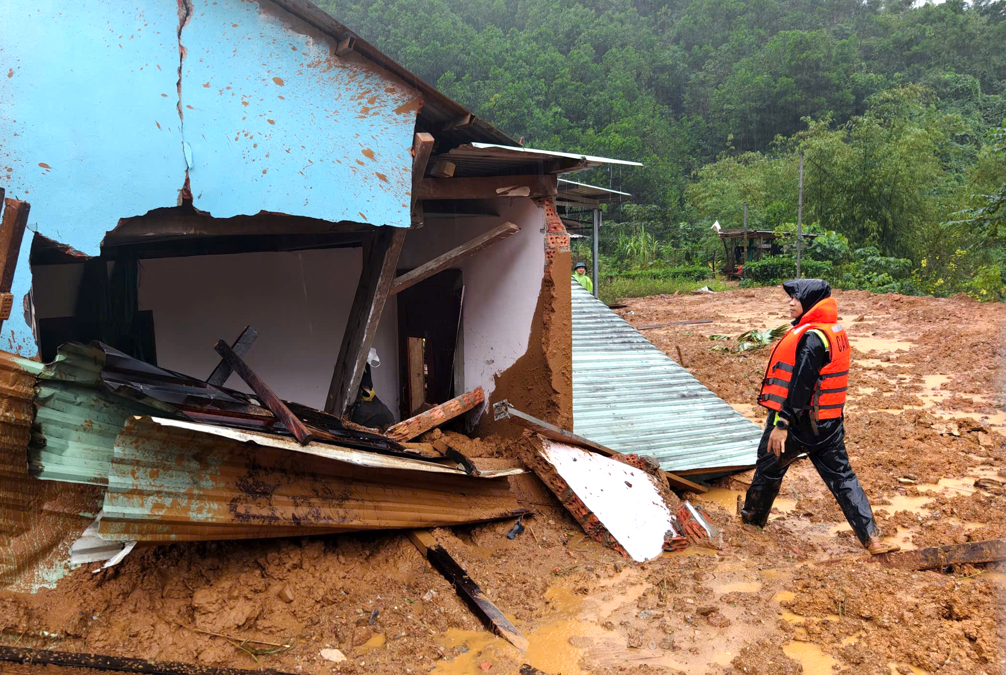 岘港洪灾导致12人死亡，4人失踪，估计损失7700亿越南盾