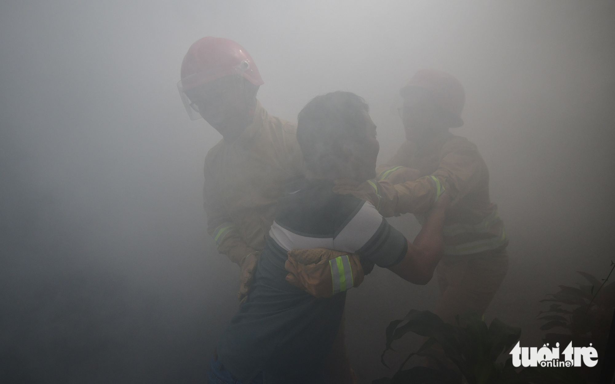 春和坊进行消防演练，指导居民在封闭场所逃生