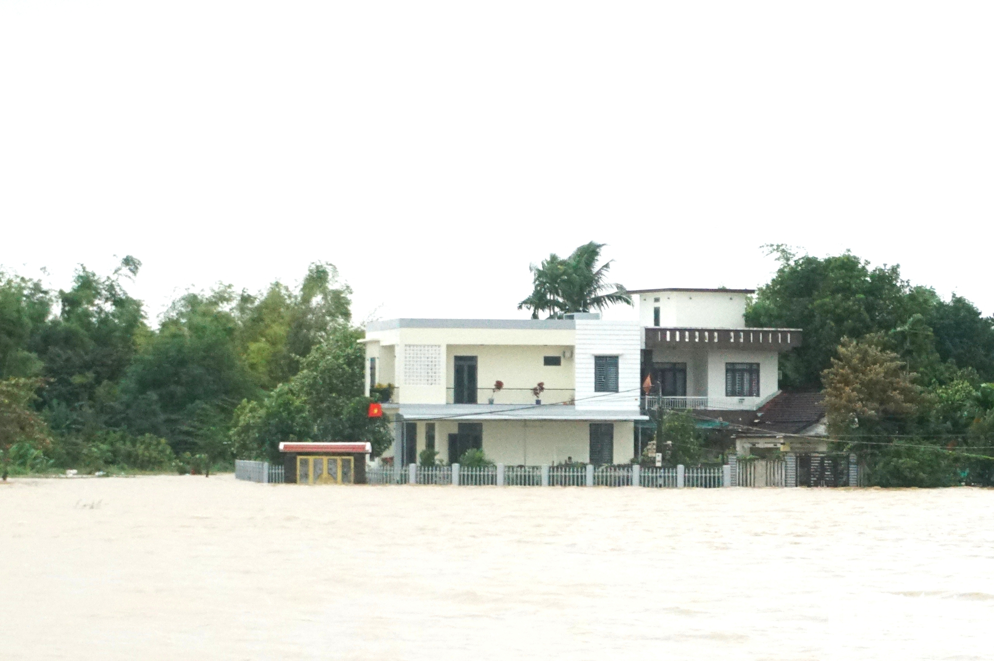 洪水淹没岘港1号国道，许多地方仍是一片汪洋