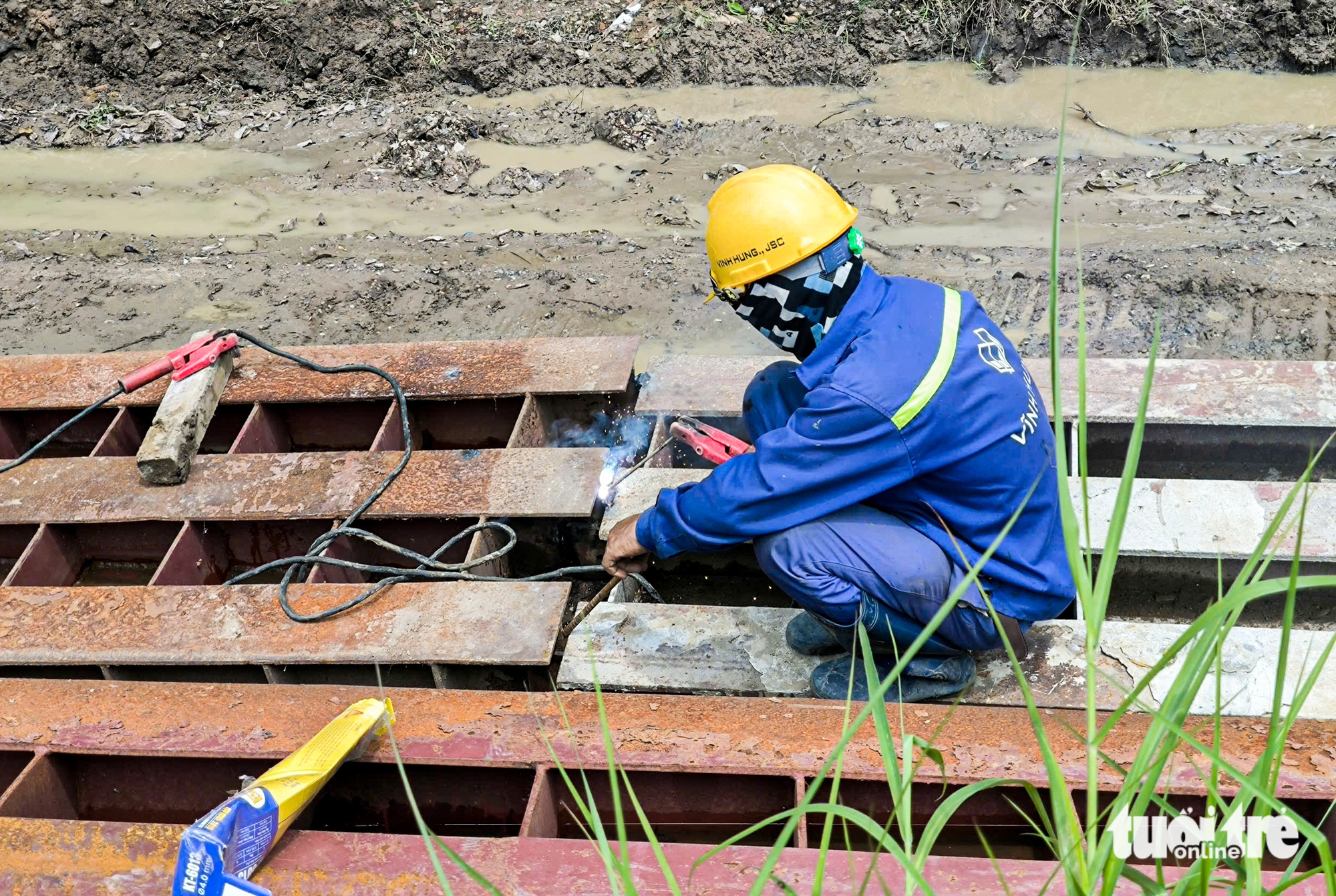 平福1号桥搭建临时铁桥以便‘神灯’将其提升1.25米