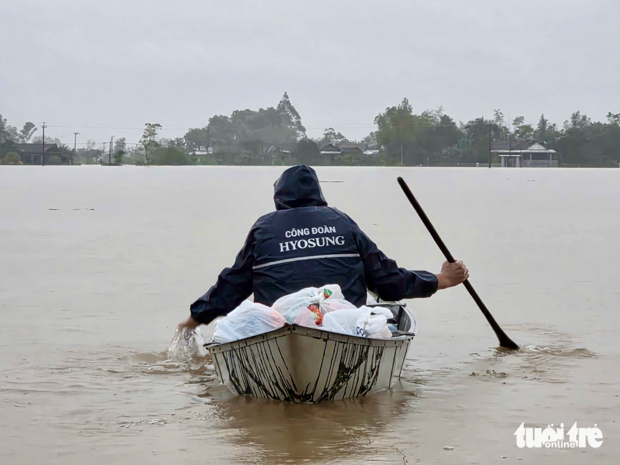 在屋顶上精疲力尽，缺少食物，看到军队的橡皮艇到来，民众激动落泪