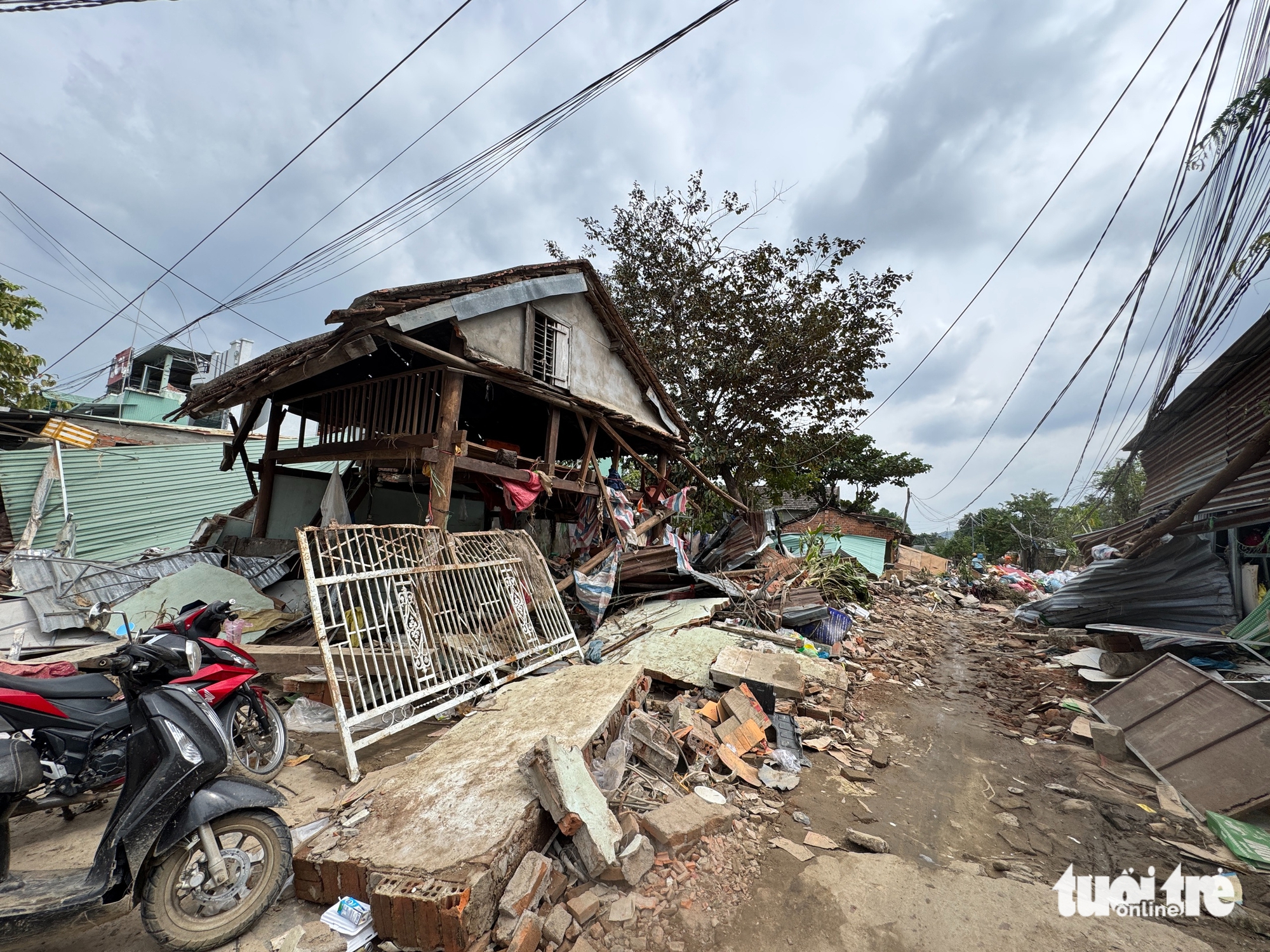 巴河洪水泛滥，白田村一片狼藉