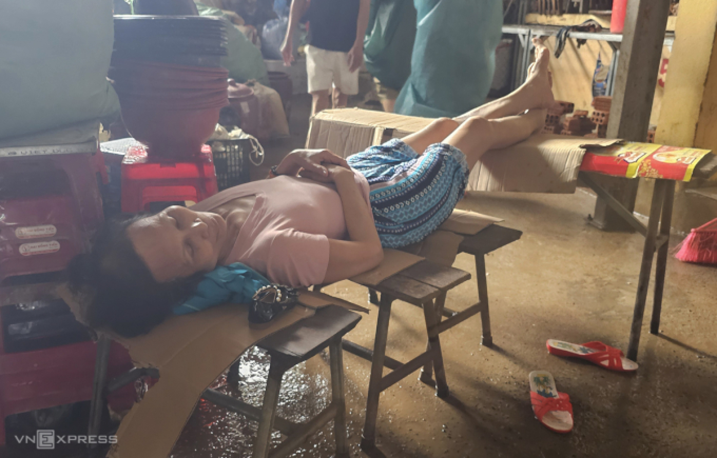 因洪水围困在市场被困三天