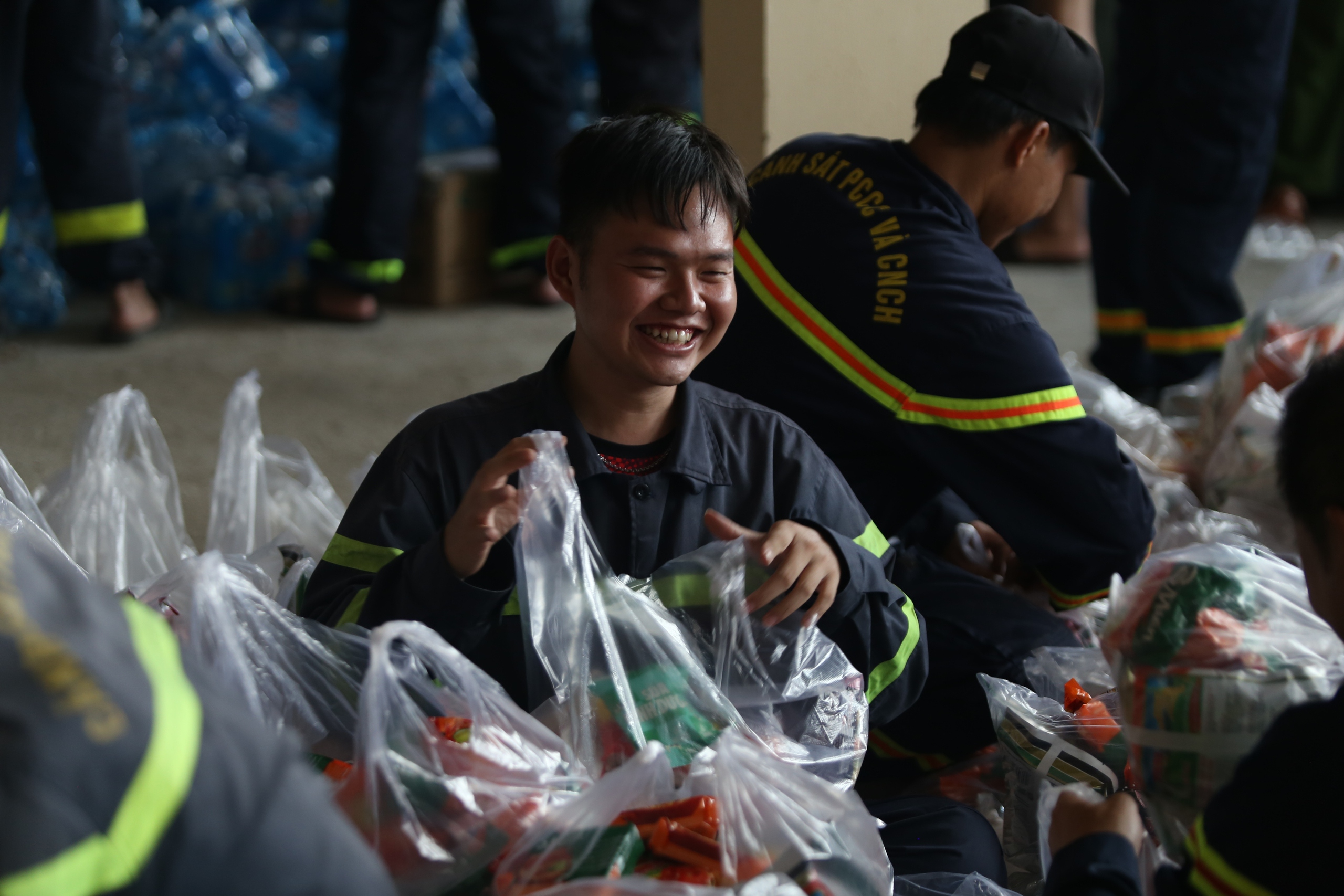 胡志明市消防员前往旧富安省支援洪水后灾民，交付近100吨救援物资