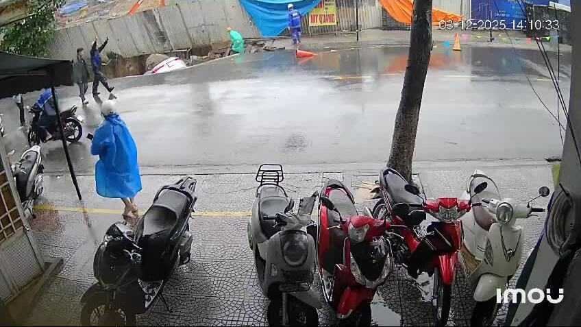 岘港市中心天坑吞噬两辆汽车