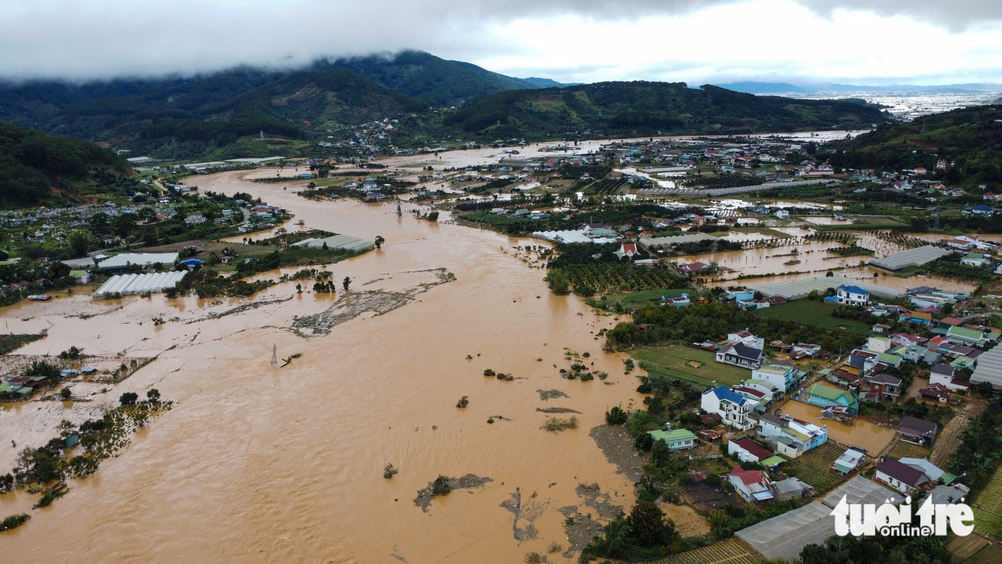 看着洪水区的乡亲们，心如火烧，'太心疼了，同胞们啊！'