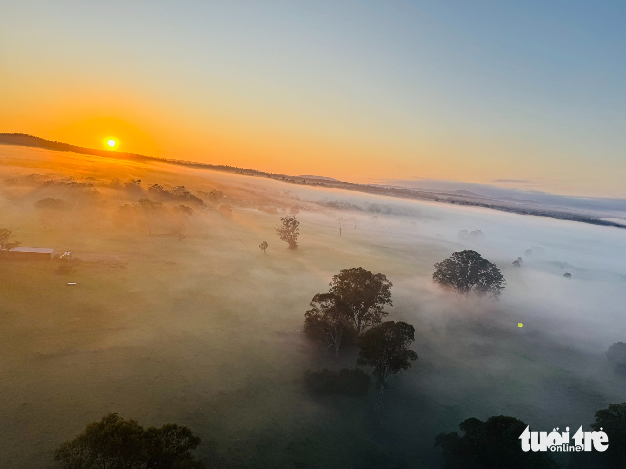 在黄金海岸热气球上欣赏澳大利亚的日出