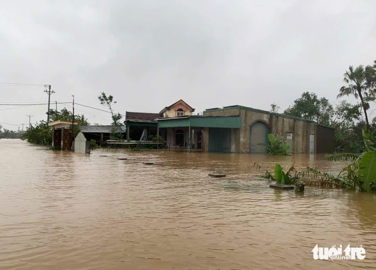河静省仍有超过18,000名学生停课，克格湖正在以300立方米/秒的流量溢流