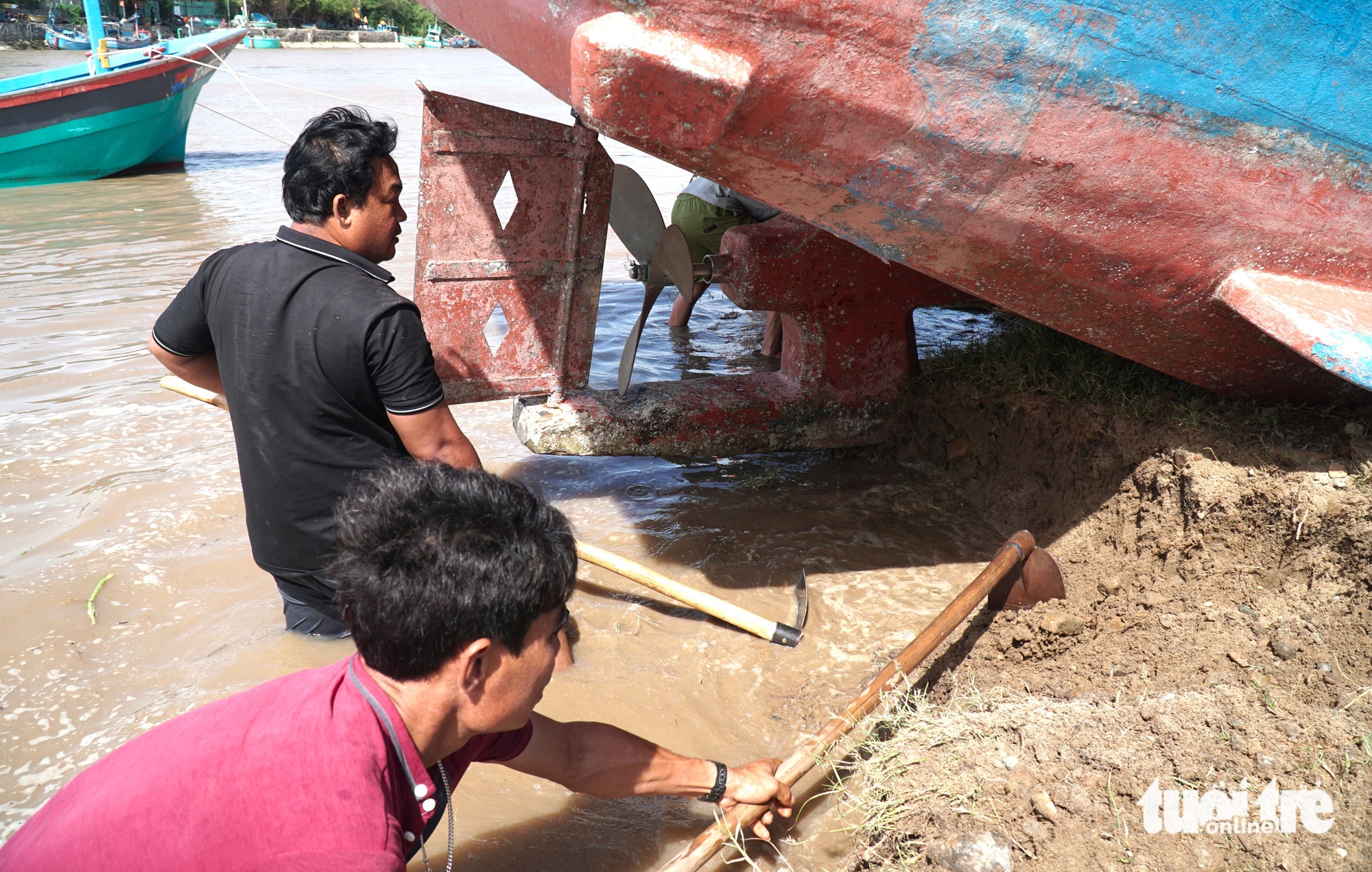 渔民在连香海口打捞沉没渔船后心痛不已