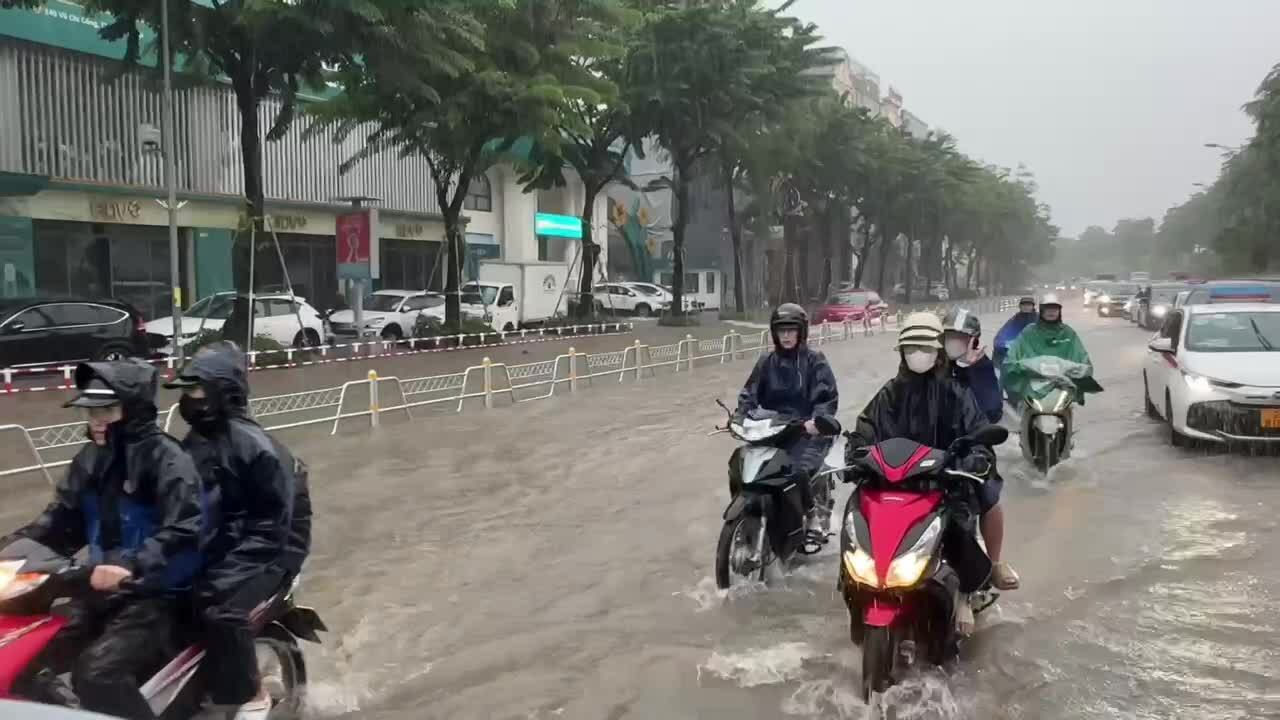 居民在桥下避雨，涉水寻找回家路