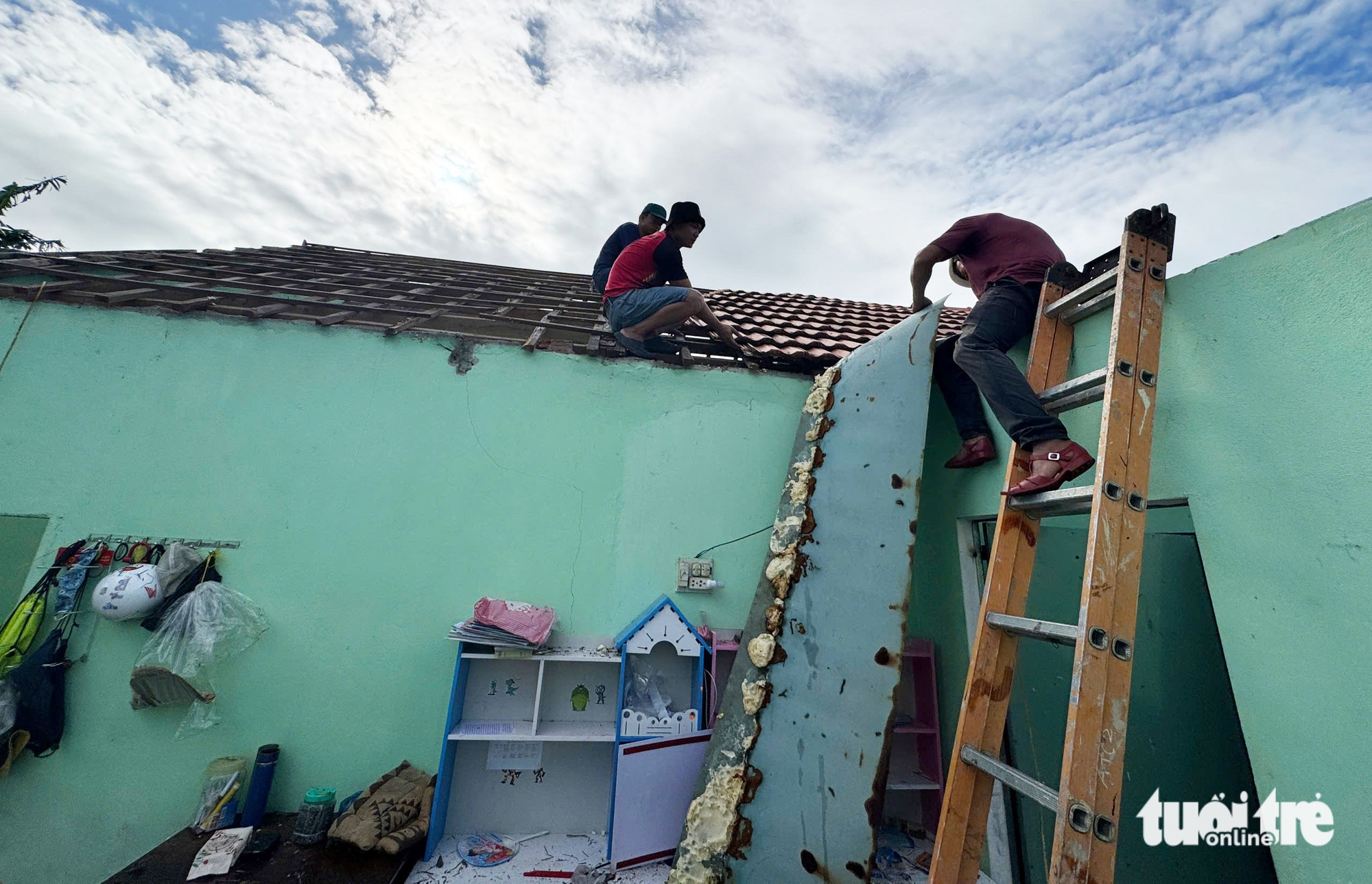 恐怖龙卷风夜间横扫岘港数十户民宅