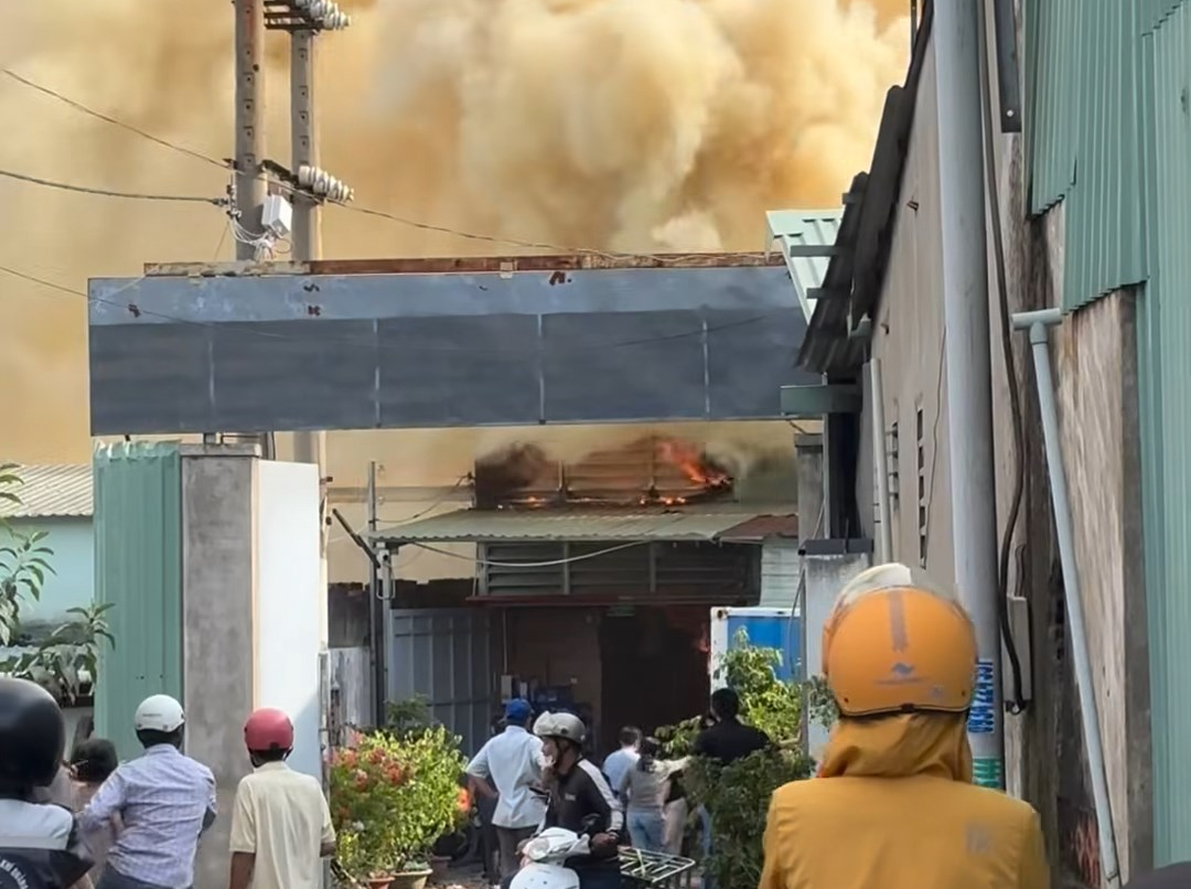 汽车空调配件仓库大火发生在守德仙泉附近