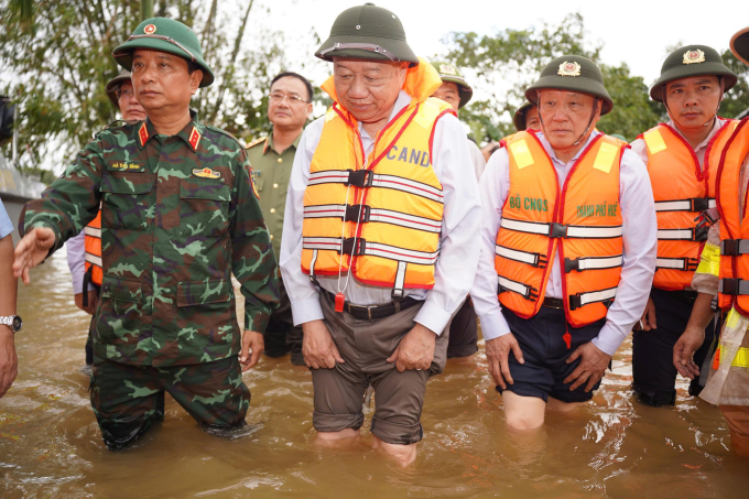 总书记视察洪灾中心地区民众