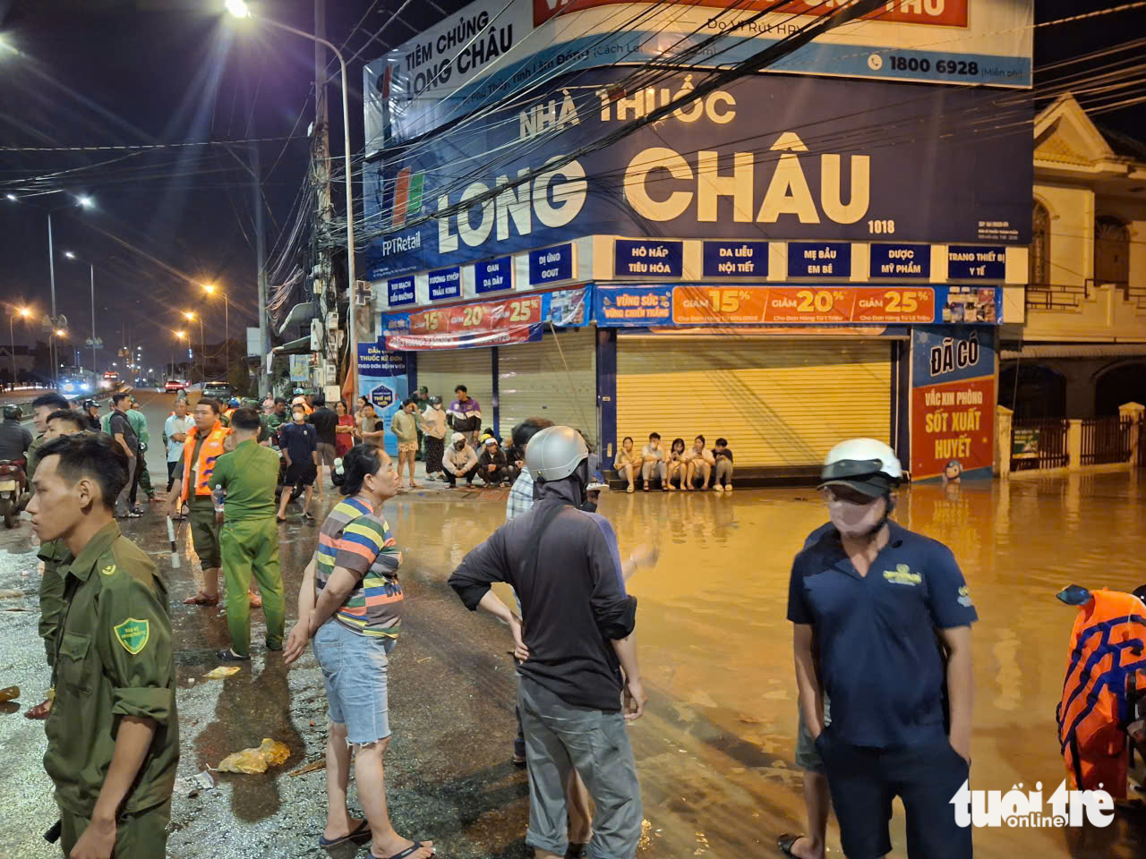平顺省旧河口地区洪水水位上涨，1号国道夜间封锁
