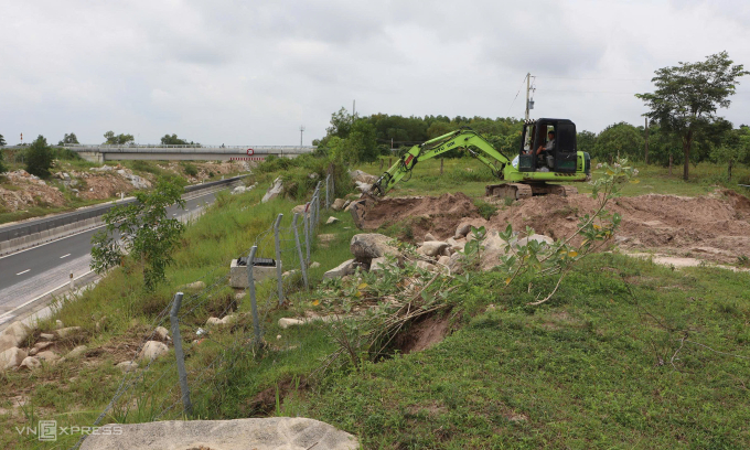 沙土滑坡涌入永好-潘切高速公路