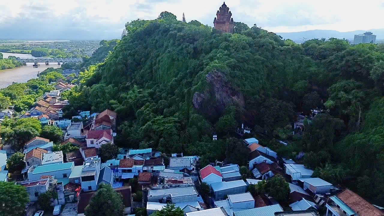 生活在Núi Nhạn山脚下的居民担忧山体滑坡