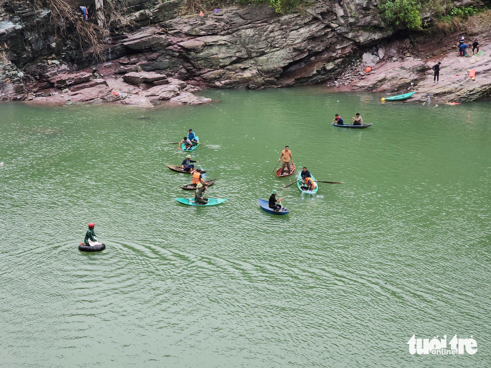 洪水泄洪时，人们争相捕捞格戈湖的'巨型'鱼