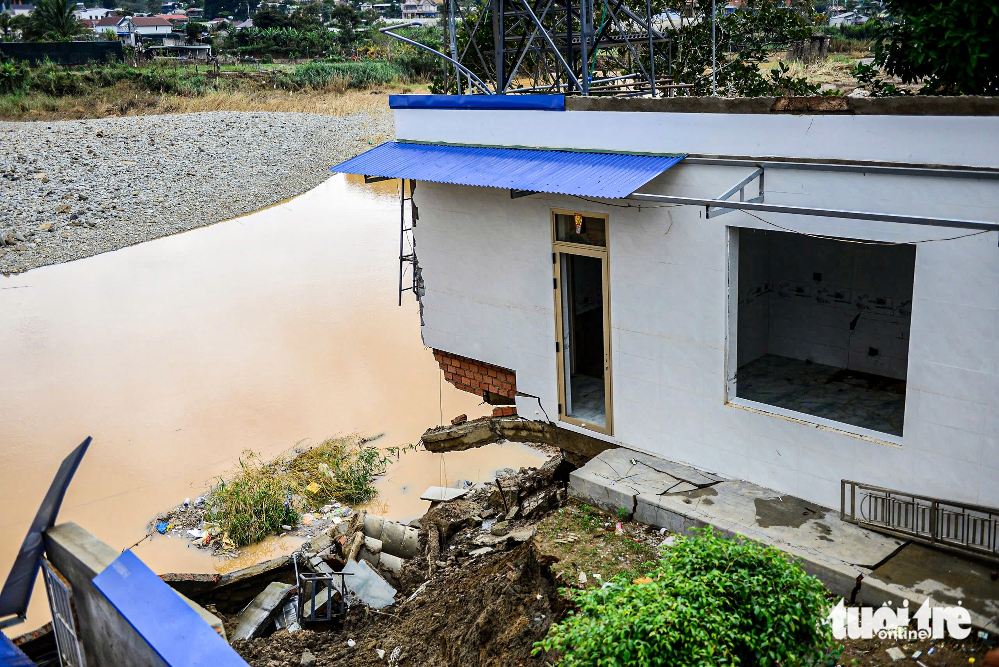 洪水过后，达尼姆许多民房濒临倒塌入河