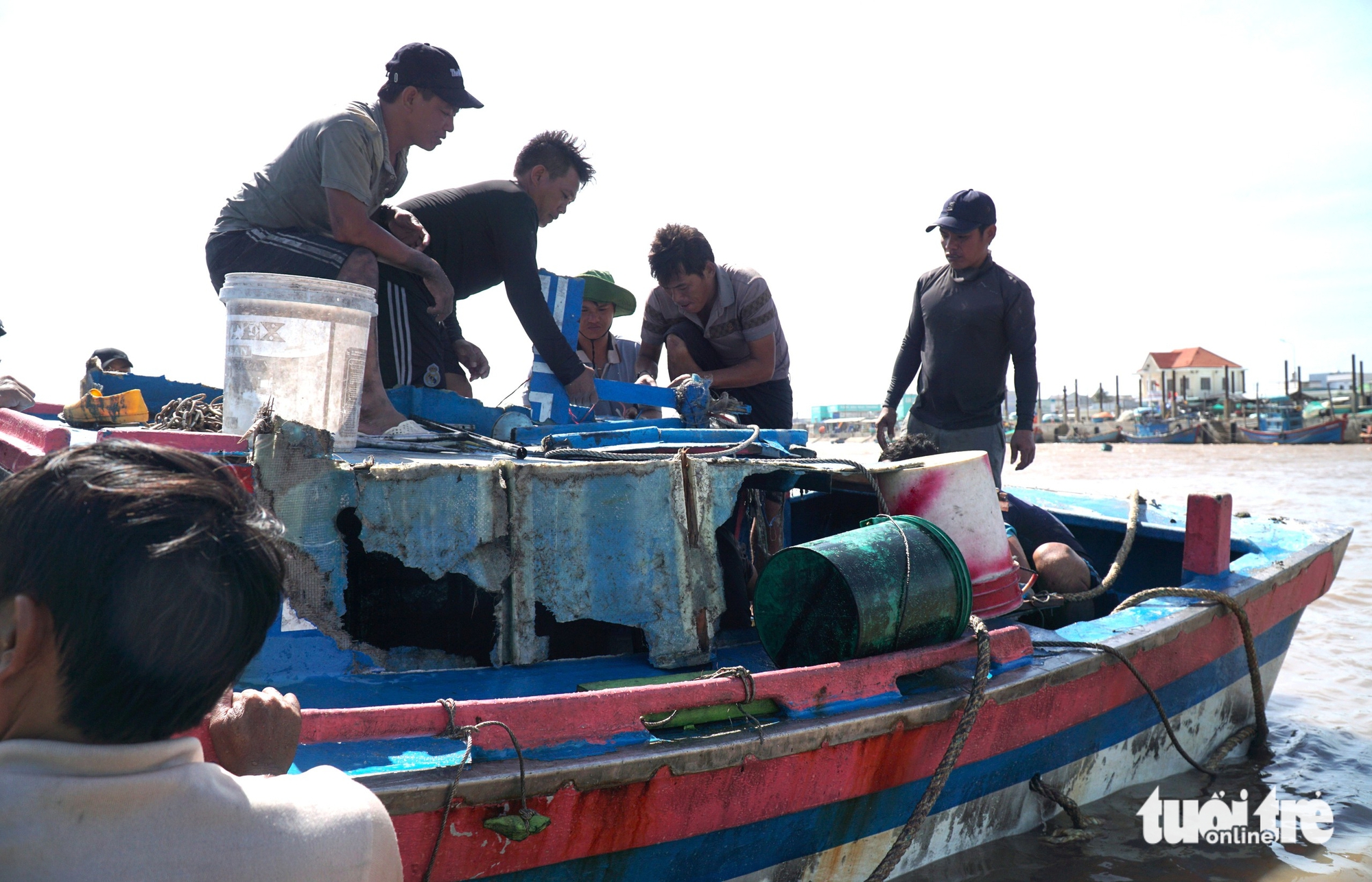 渔民在连香海口打捞沉没渔船后心痛不已
