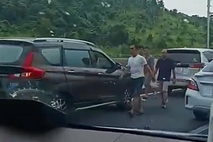 从Dầu Giây到Vĩnh Hảo的高速公路多处路段交通拥堵