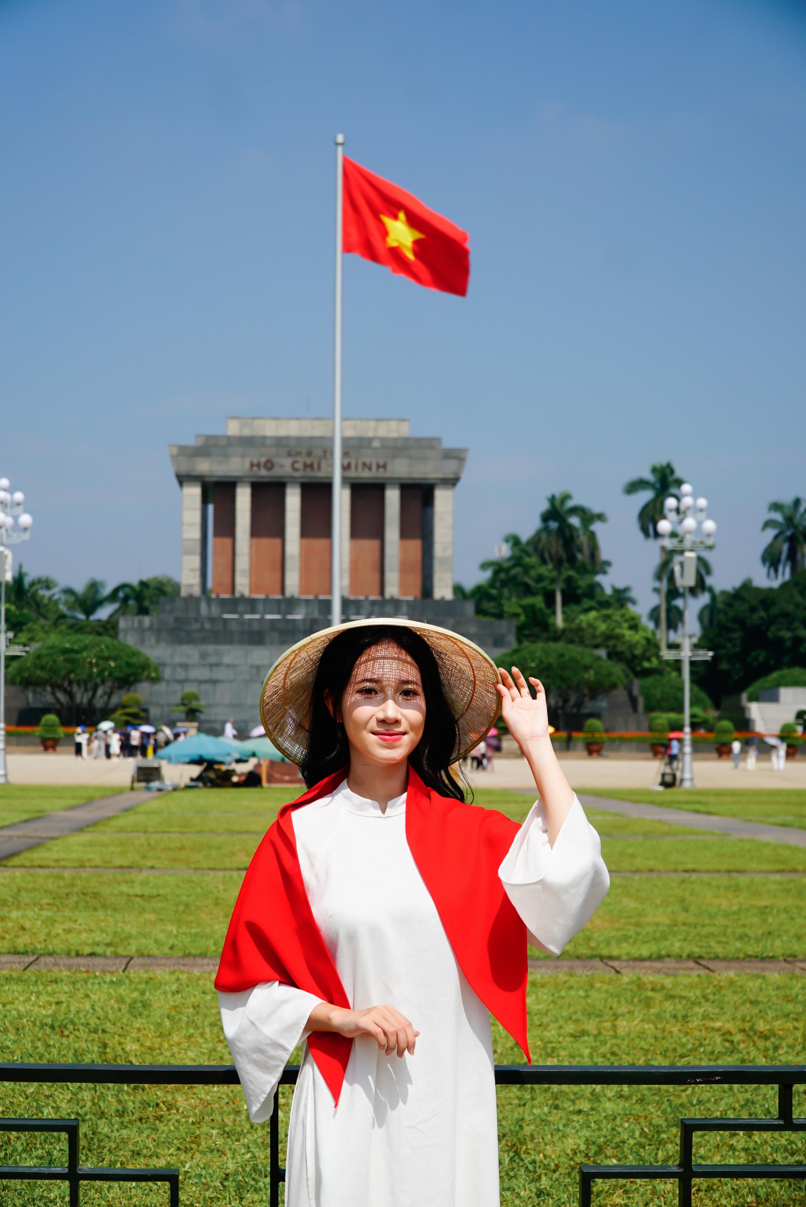 纪念80周年国庆之际，踊跃在胡志明陵前打卡