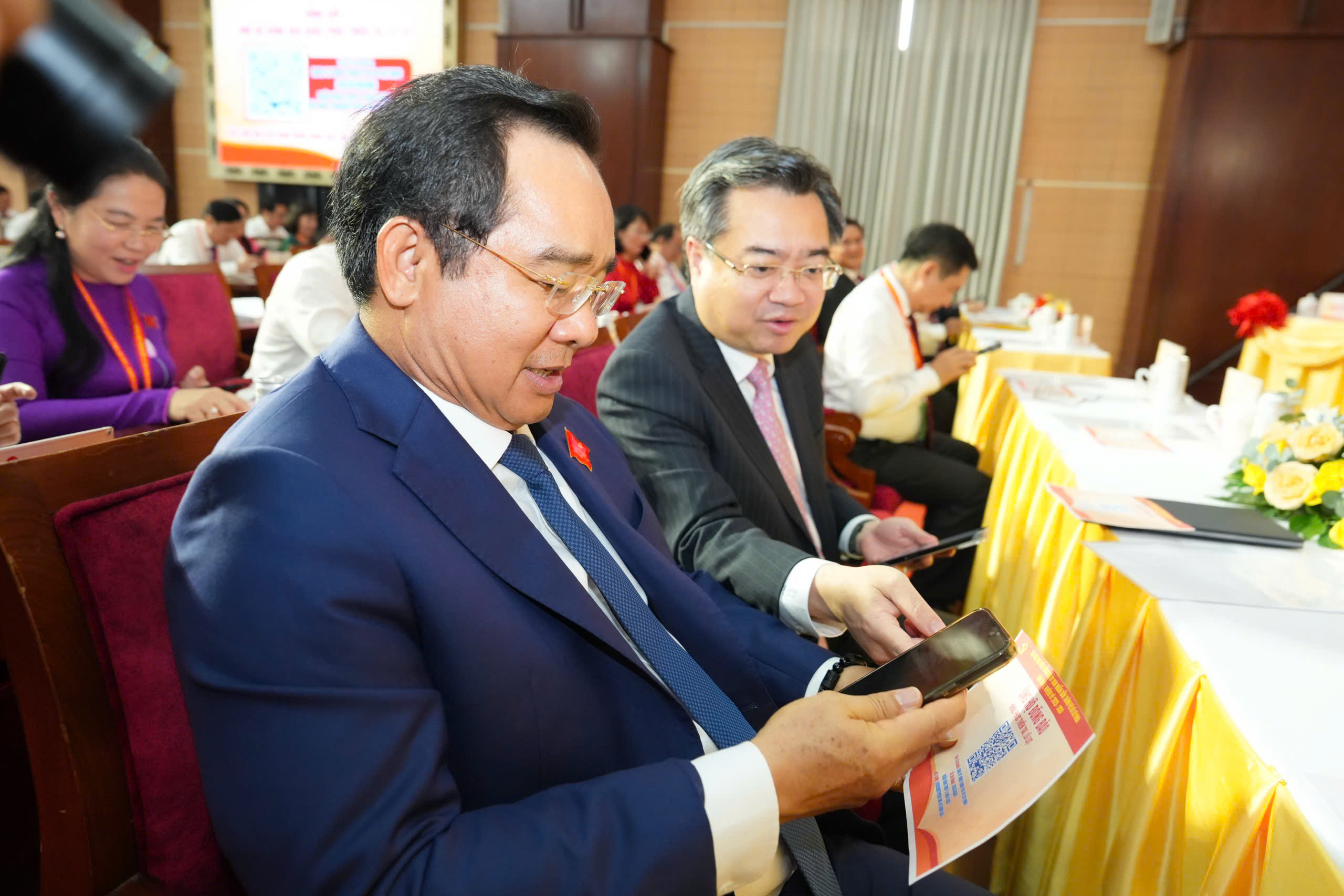 胡志明市人民委员会党部代表捐款近100亿越南盾支持受灾同胞