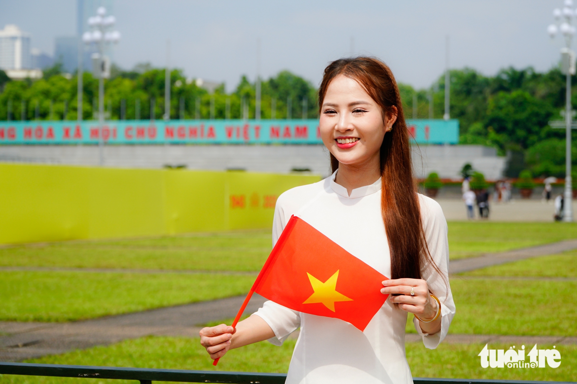 纪念80周年国庆之际，踊跃在胡志明陵前打卡