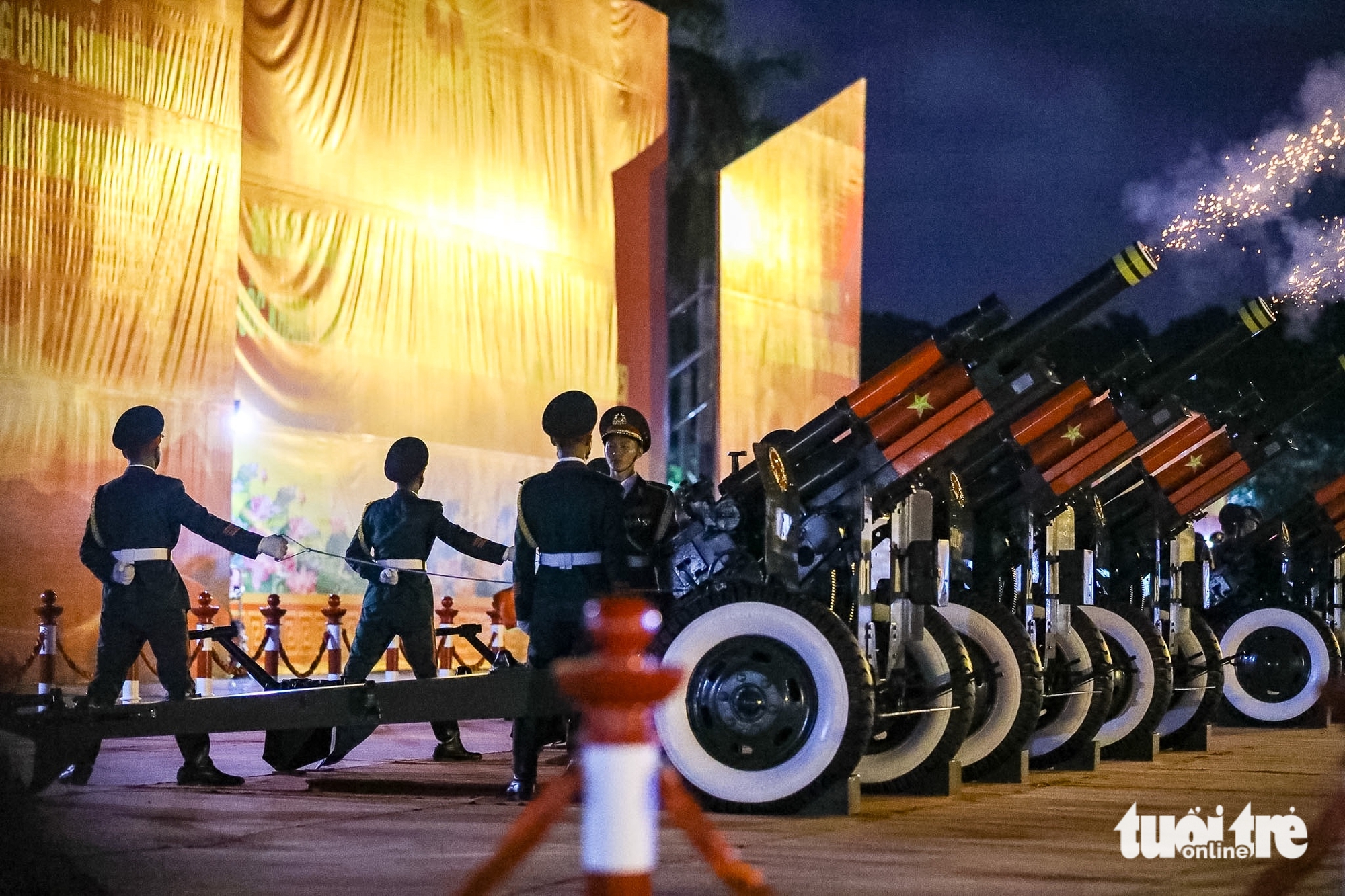 美亭体育场鸣炮，开启阅兵游行合练序幕