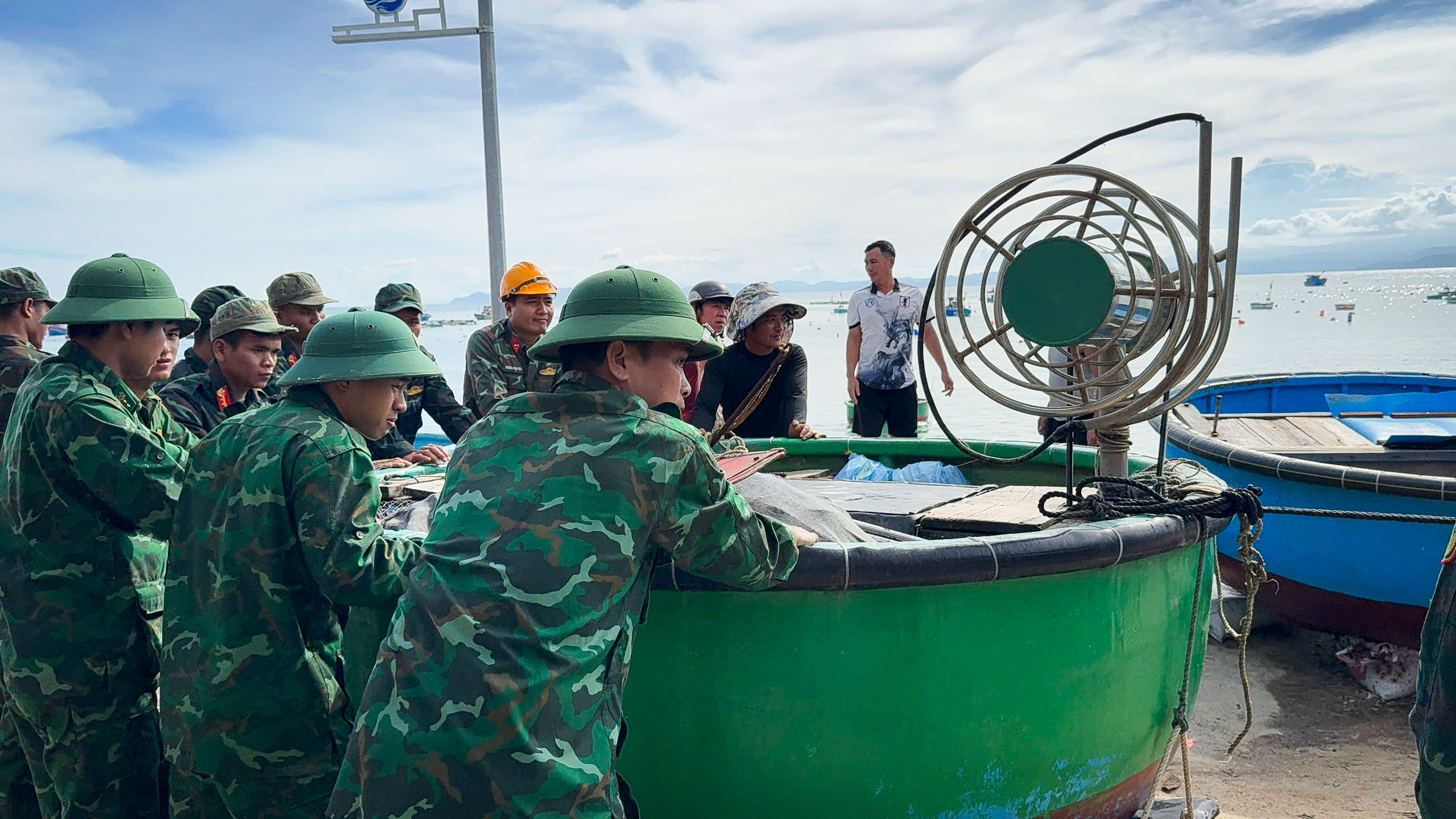 仁洲岛军民转移船只，加固房屋以躲避台风卡尔梅吉