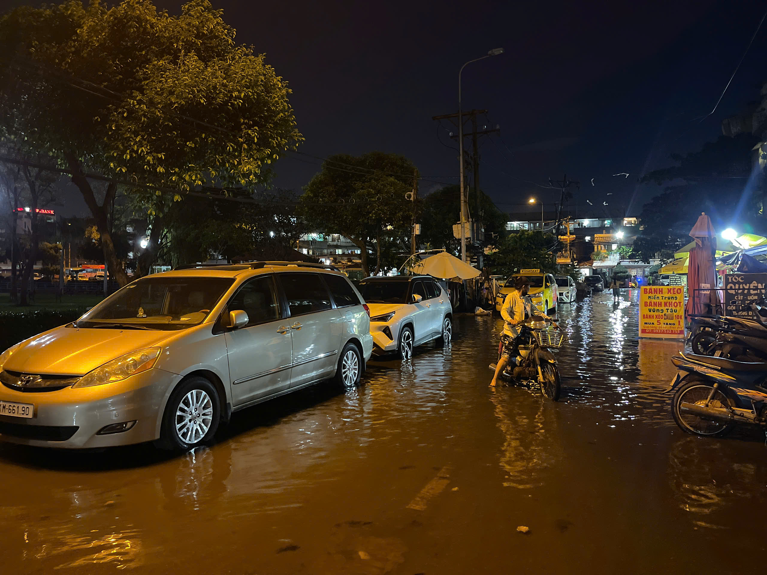 胡志明市潮水高涨：下班时间又陷入水深火热之中