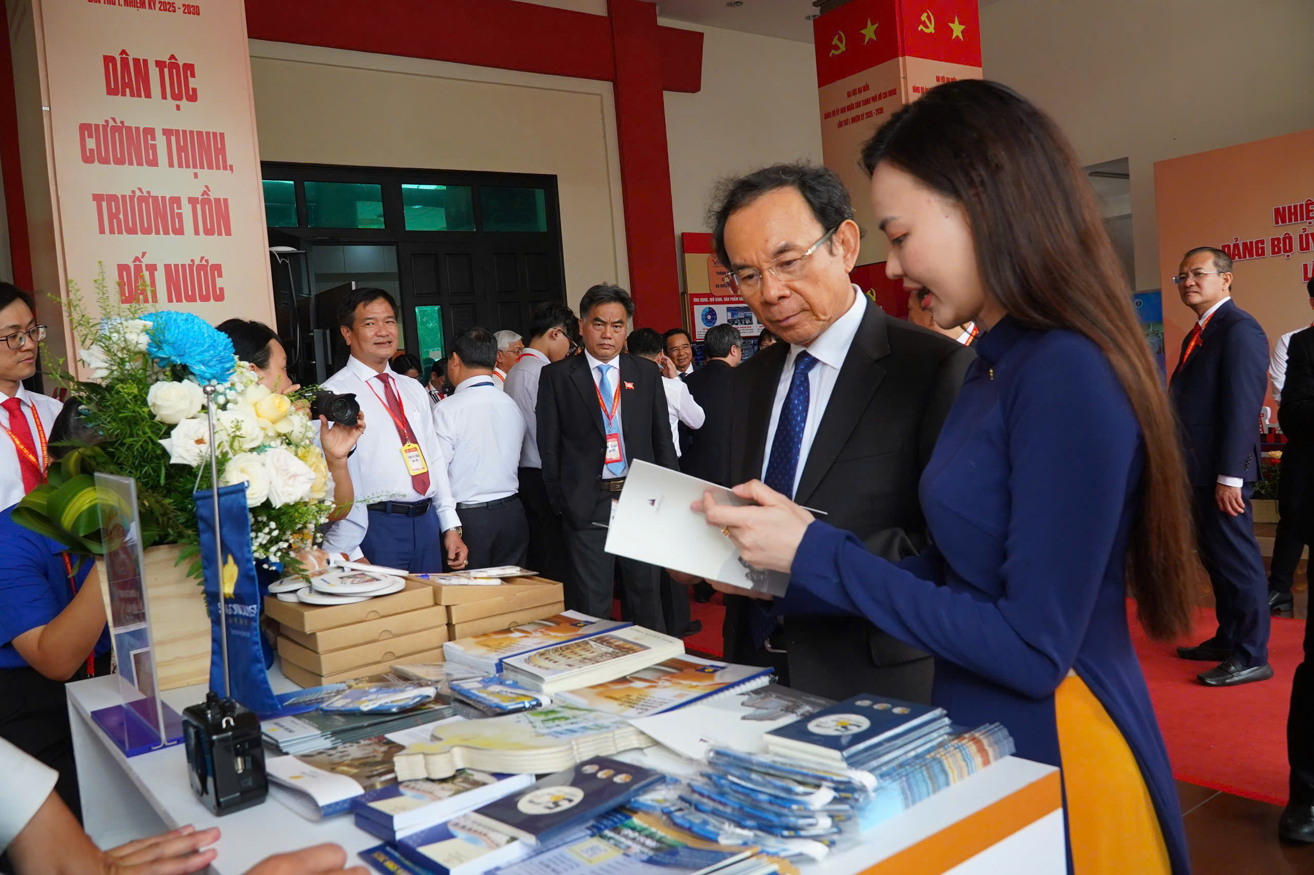 西贡旅游集团在胡志明市人民委员会党部大会上展示50年印记