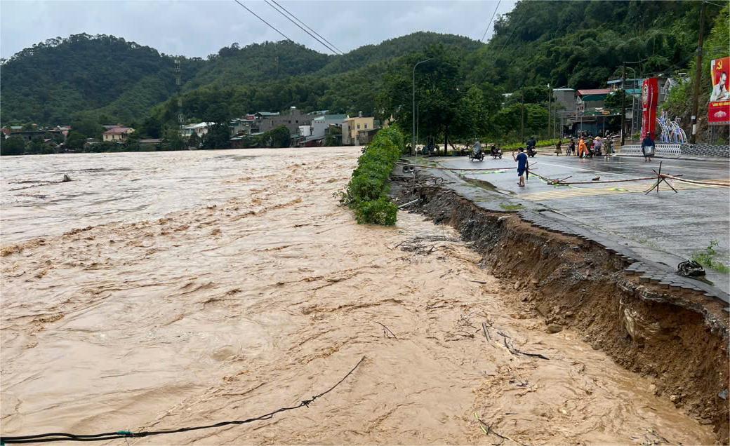 暴雨洪水因台风摧毁了清化省16号国道上桥的道路
