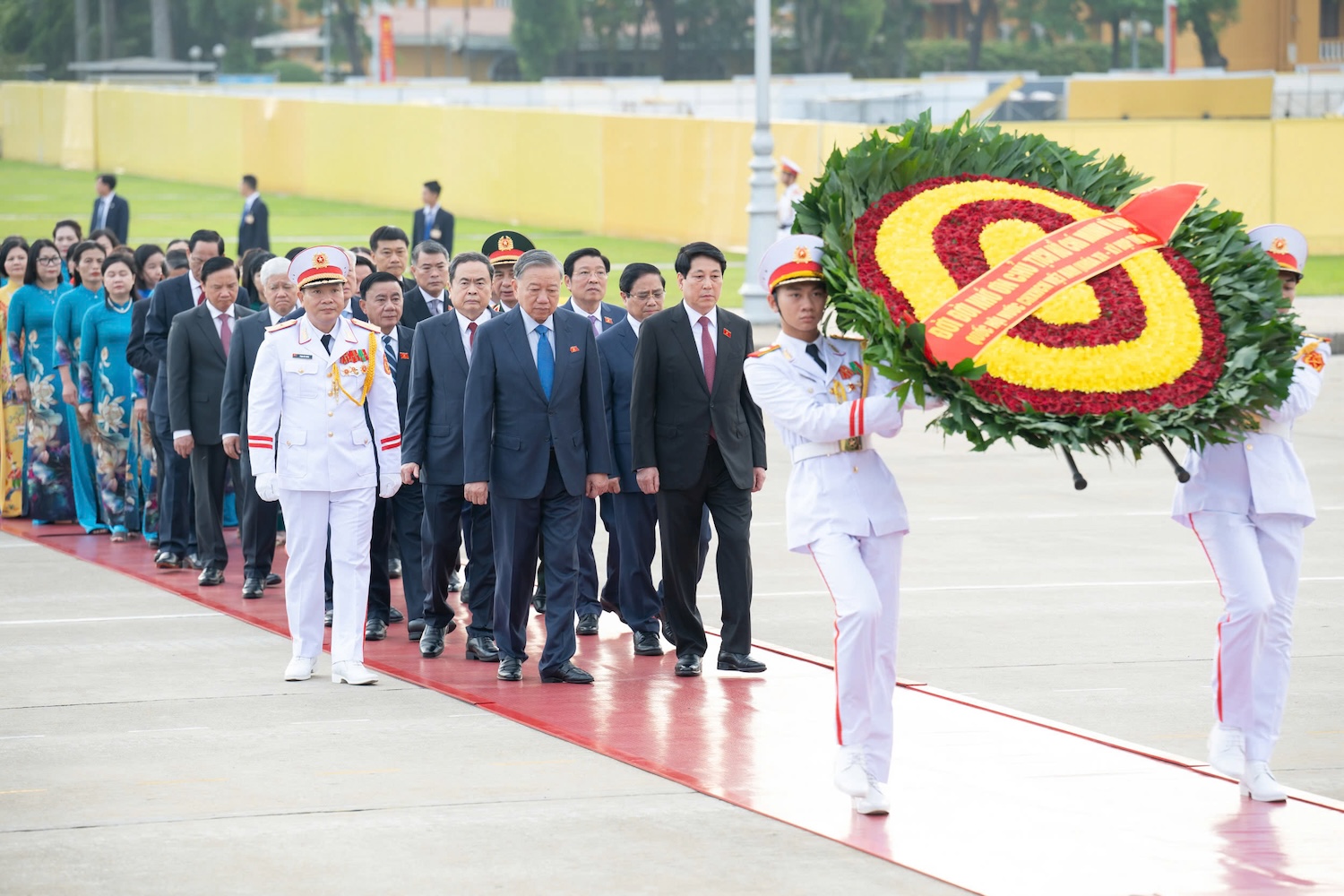 党和国家领导人、国会代表前往胡志明主席陵墓瞻仰