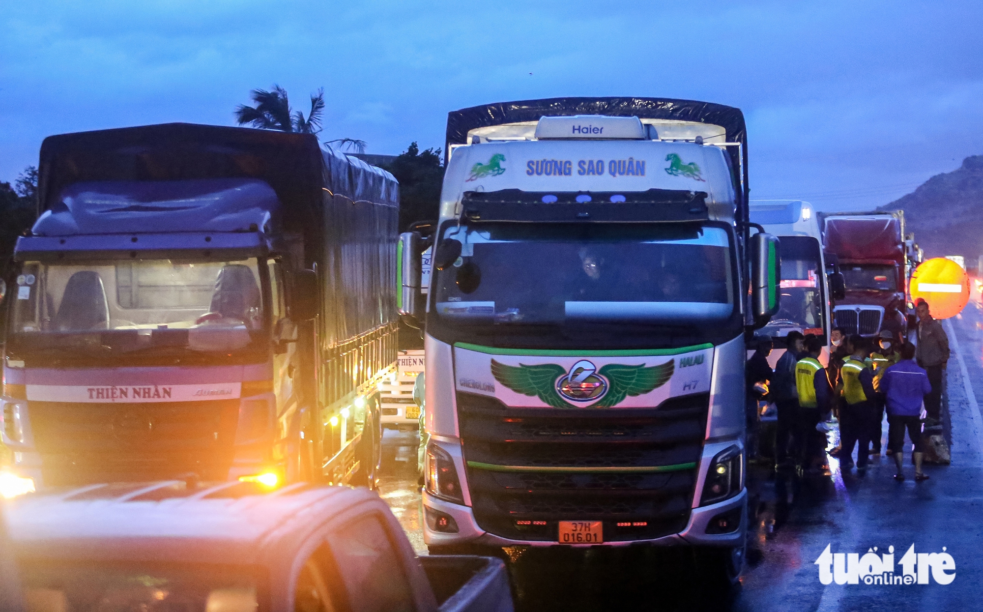 国道1号线上从庆和省前往富安旧方向的30公里交通堵塞开始缓解