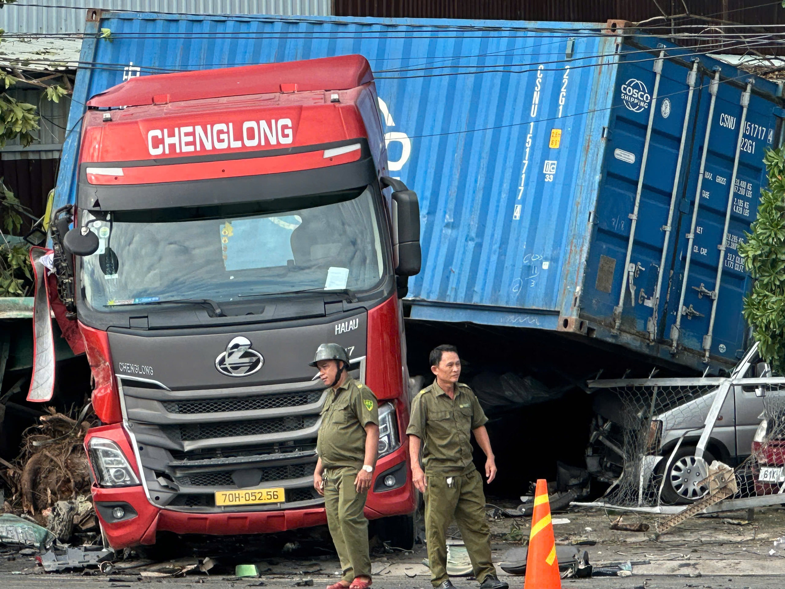 自卸车驾驶室被压扁，事故后集装箱压中一辆汽车