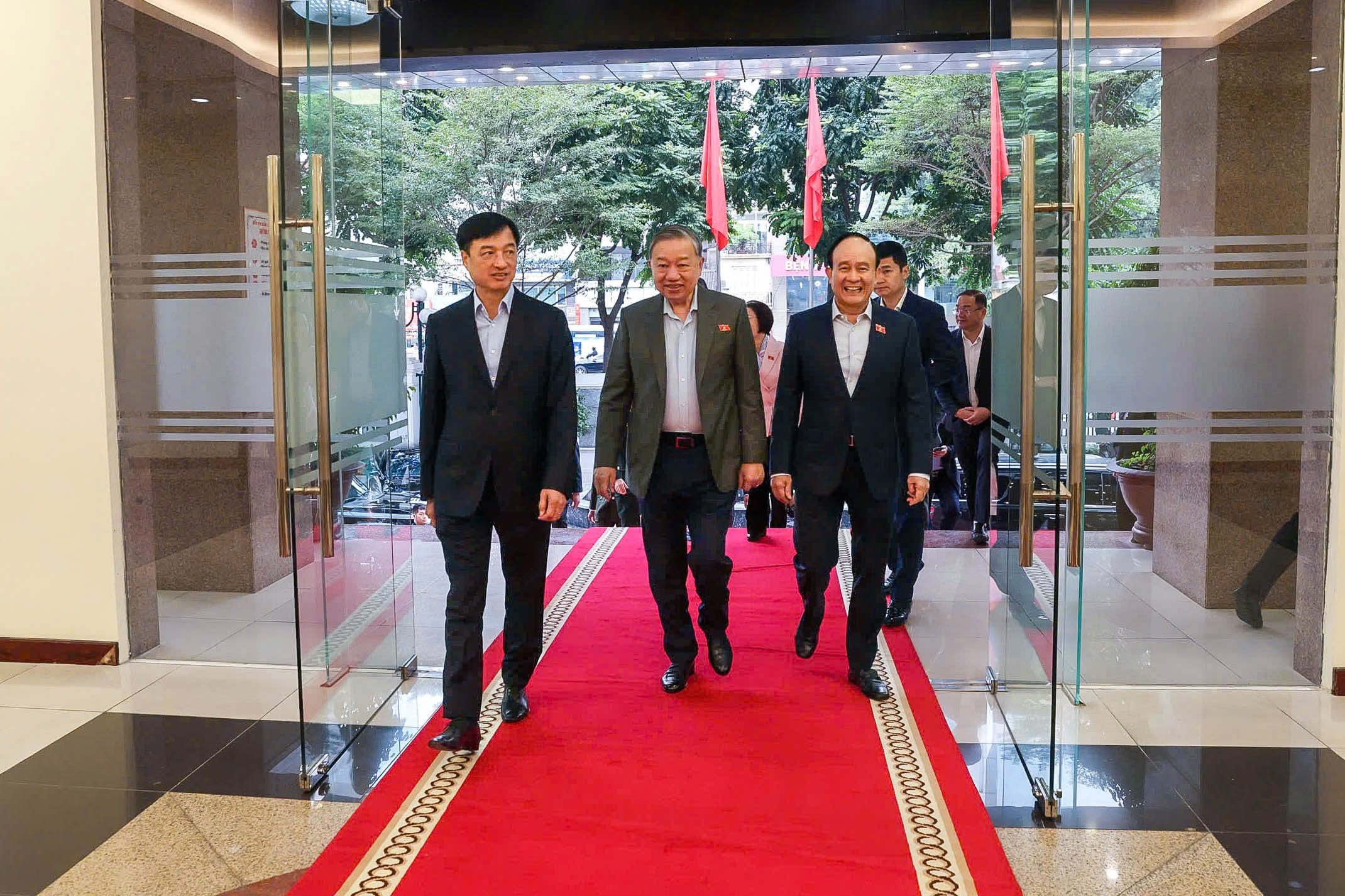 苏林总书记与河内选民接触