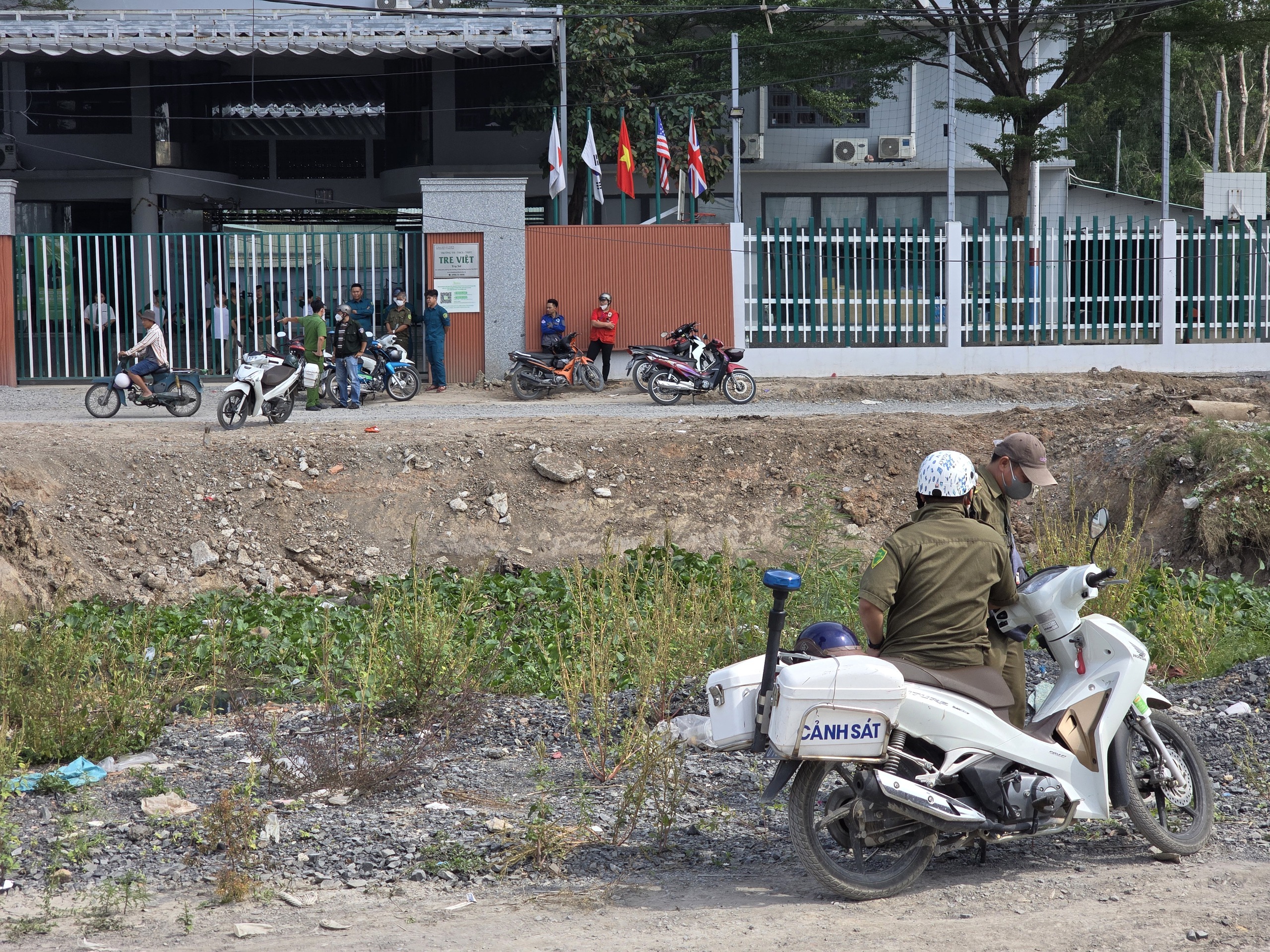 在春泰山村运河中发现一具男性尸体