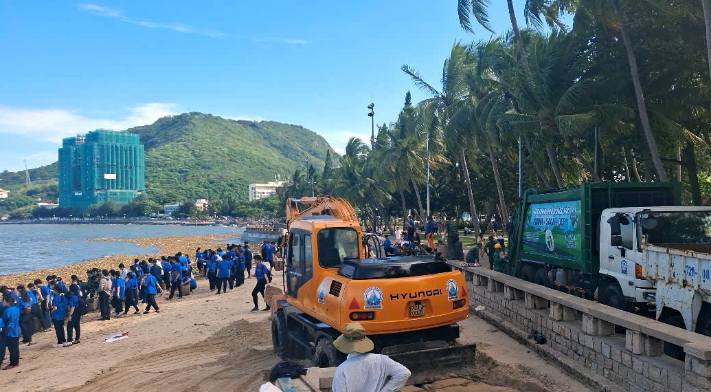 层层塑料垃圾随水葫芦漂入头顿海滩