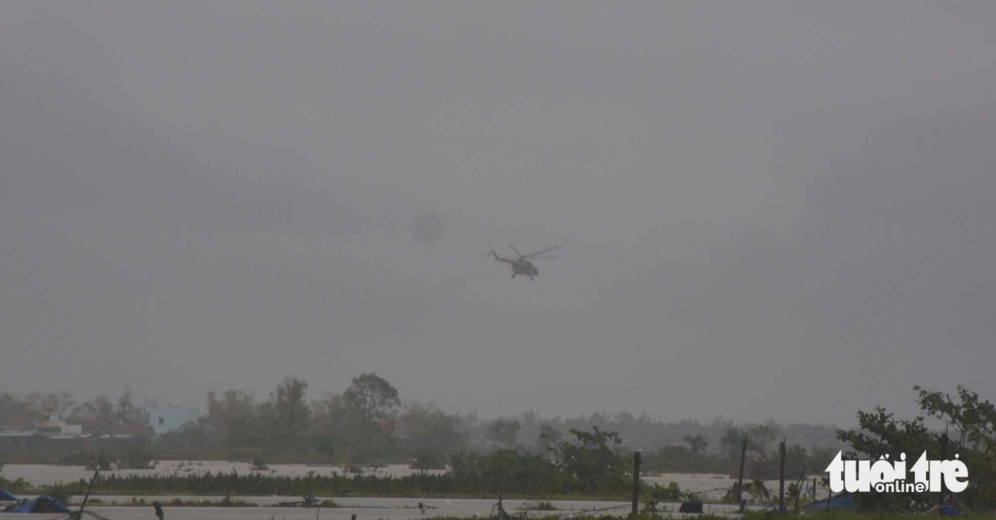 进入被洪水孤立的'绿洲'福江村