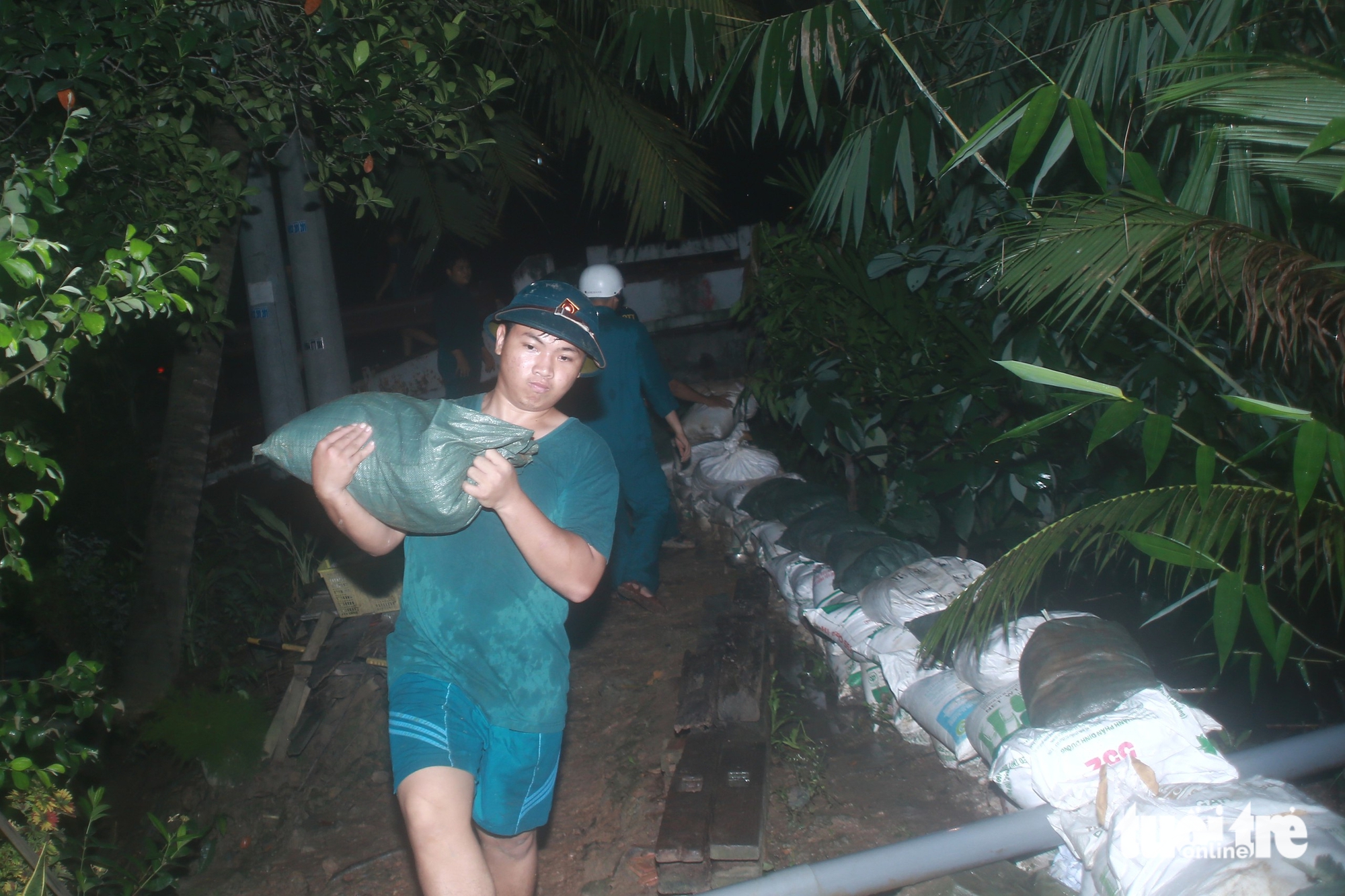 东盛乡紧急加固巴洪渠堤防以应对高潮