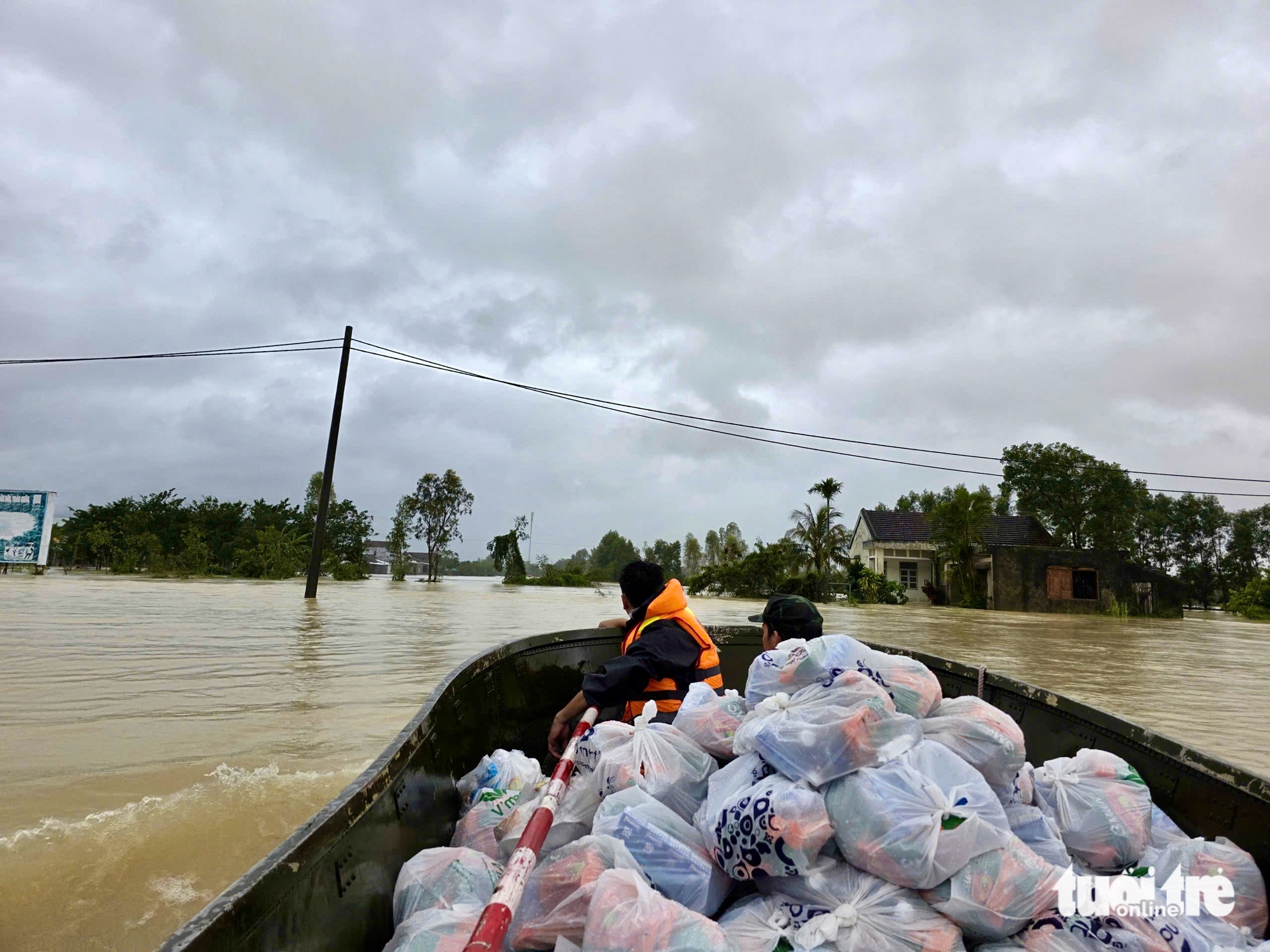 在屋顶上精疲力尽，缺少食物，看到军队的橡皮艇到来，民众激动落泪